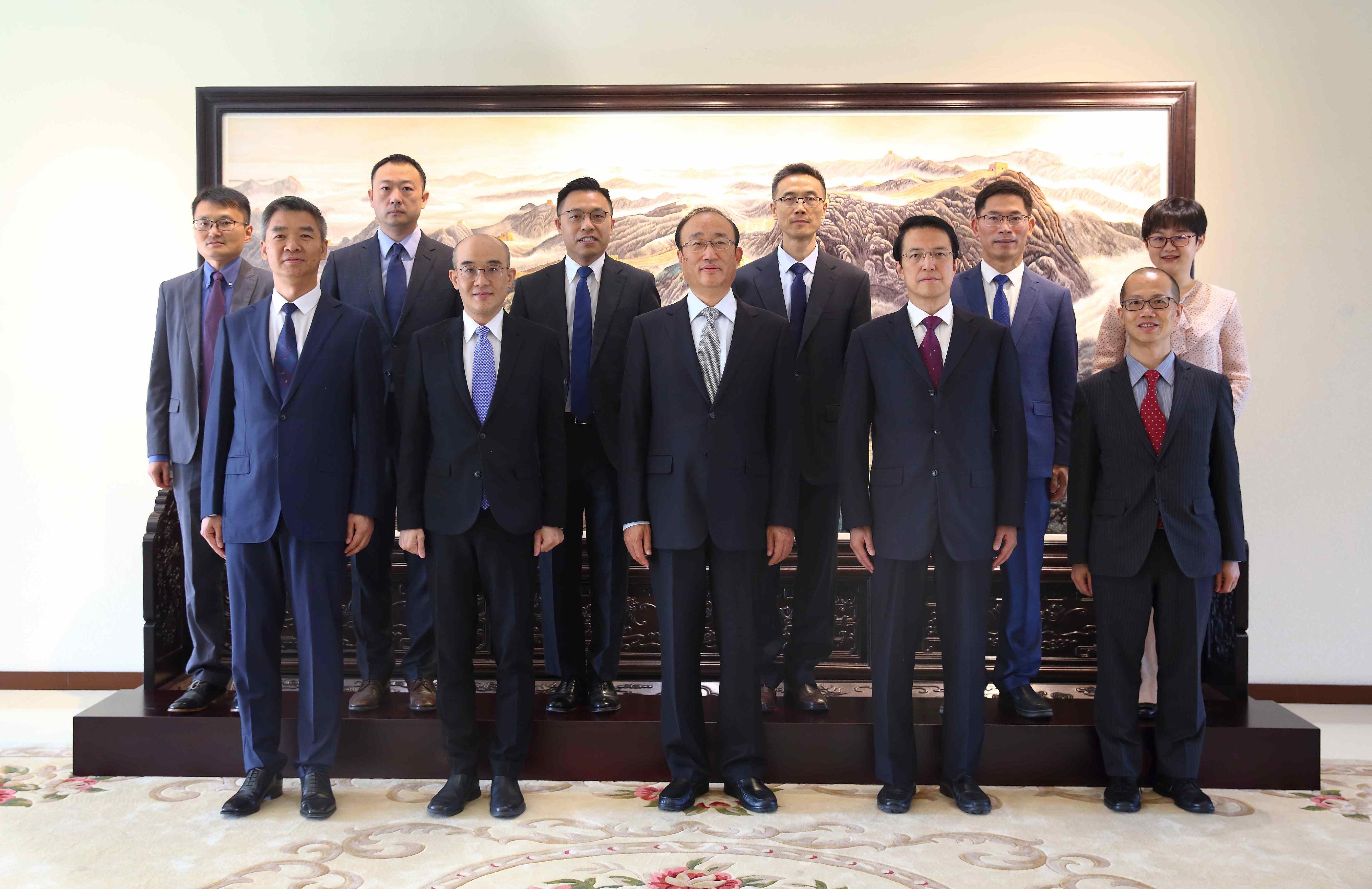 The Director of Audit, Professor Nelson Lam (front row, second left), led a delegation of the Audit Commission on June 5 to Beijing for a visit to the National Audit Office and met the Auditor General, Mr Hou Kai (front row, centre). 