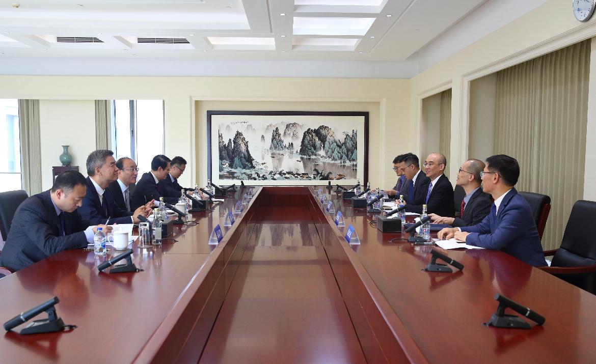 The Director of Audit, Professor Nelson Lam, led a delegation of the Audit Commission on June 5 to Beijing for a visit to the National Audit Office. Photo shows Professor Lam and the Auditor General of the National Audit Office, Mr Hou Kai, in a meeting. 
