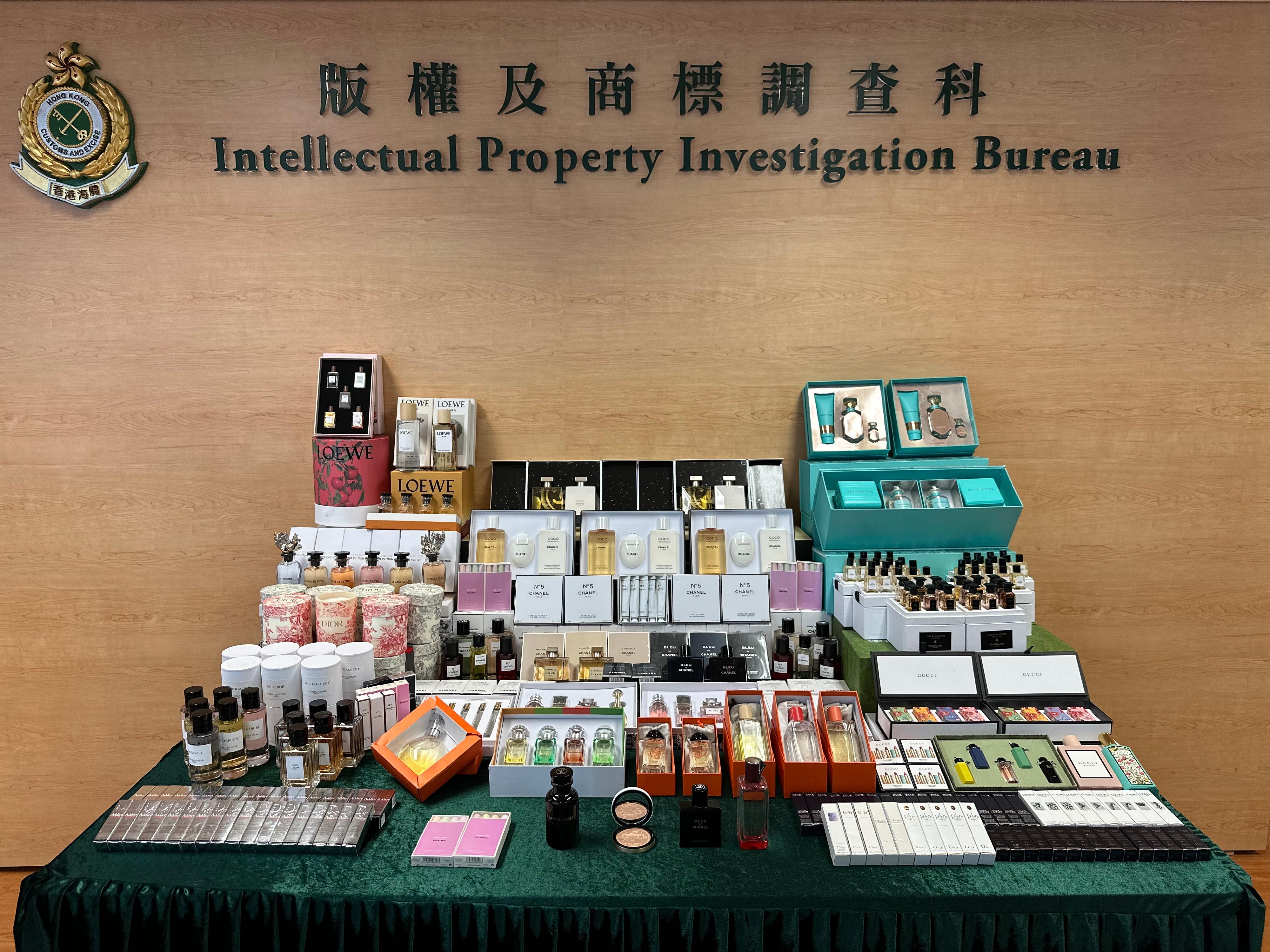 香港海關昨日（六月六日）偵破一宗網上售賣冒牌香水和化妝品的案件，檢獲約一千五百件懷疑冒牌產品，估計市值約六十八萬元。圖示部分檢獲的懷疑冒牌產品。