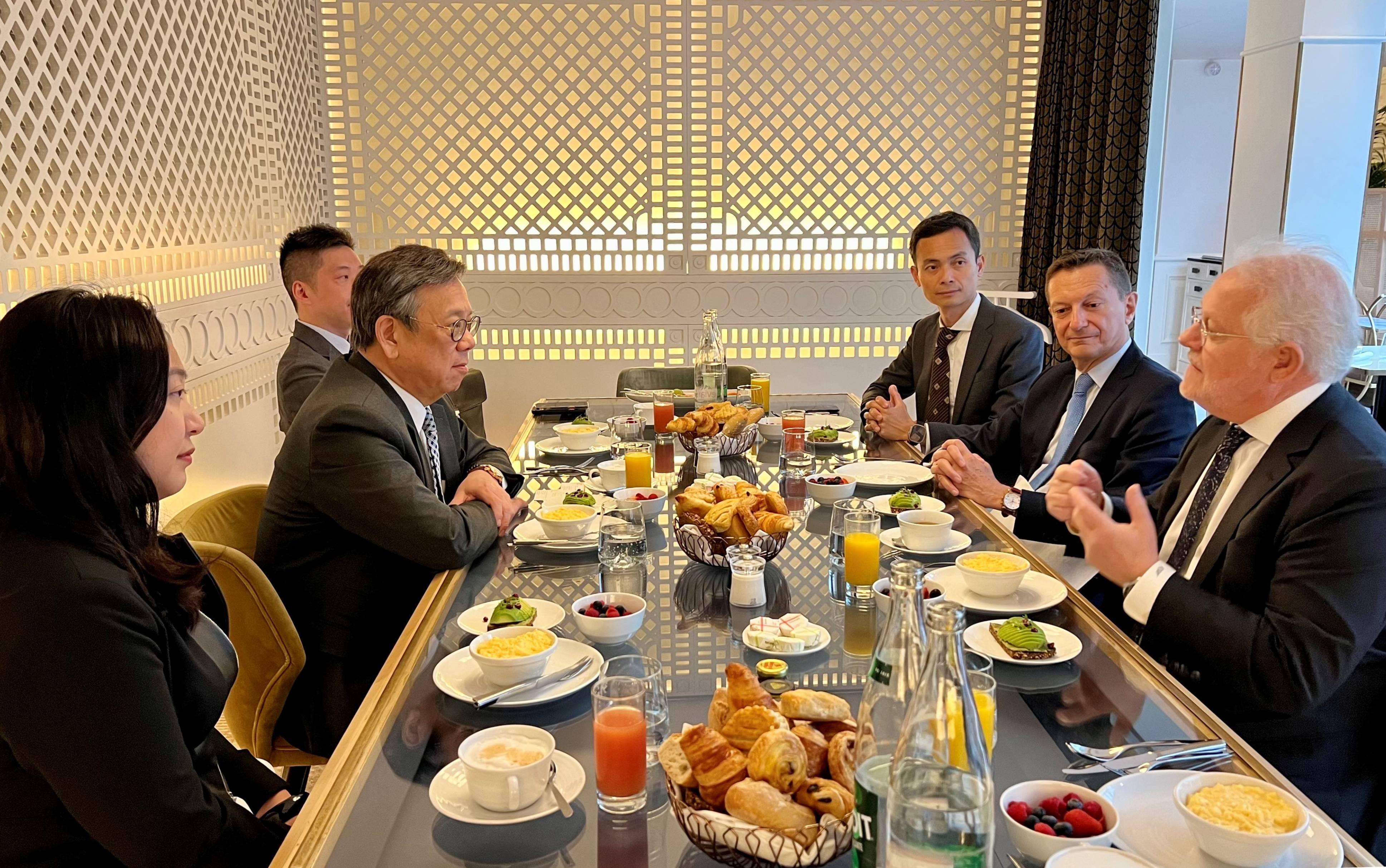 The Secretary for Commerce and Economic Development, Mr Algernon Yau, attended the Ministerial Council Meeting of the Organisation for Economic Co-operation and Development in Paris, France, on June 7 (Paris time). Photo shows Mr Yau (second left) at a breakfast meeting with the France-Hong Kong Business Association before the meeting to promote Hong Kong’s advantages and business opportunities.