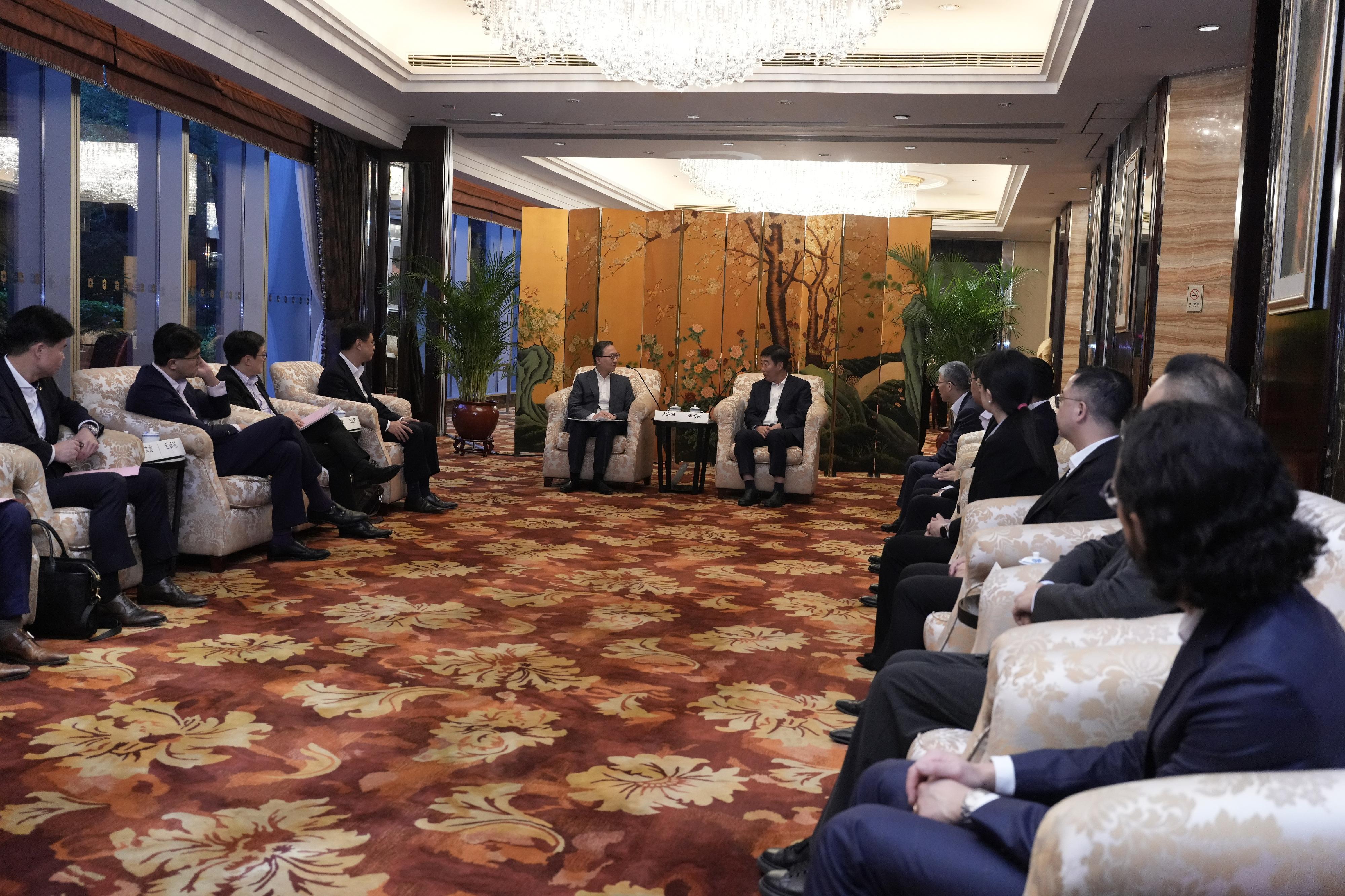 律政司司长林定国资深大律师（左）六月八日下午在广州与广东省高级人民法院院长张海波（右）会面。
