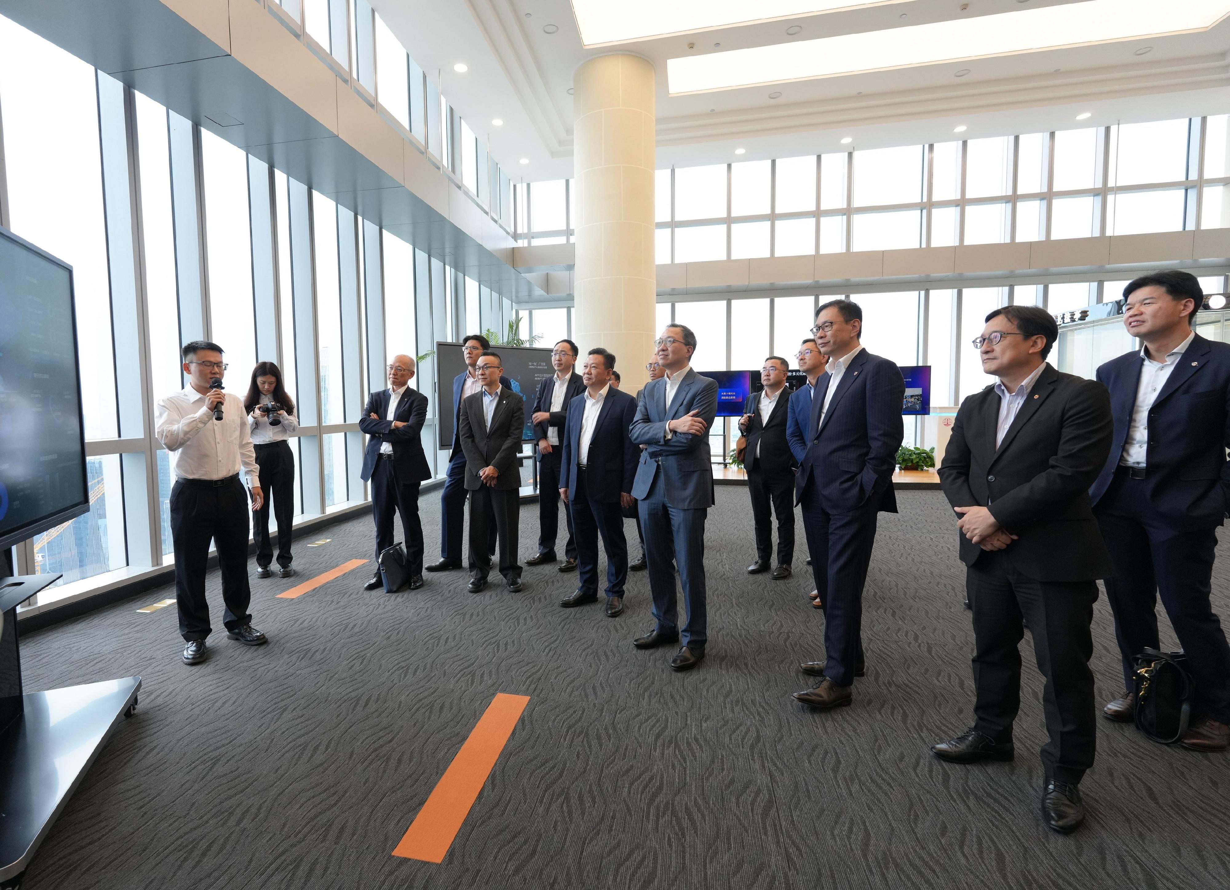 The Secretary for Justice, Mr Paul Lam, SC (front row, third right) and the delegation comprising representatives from the Hong Kong legal sector visit the Guangzhou Internet Court on the afternoon of June 8 in Guangzhou. 