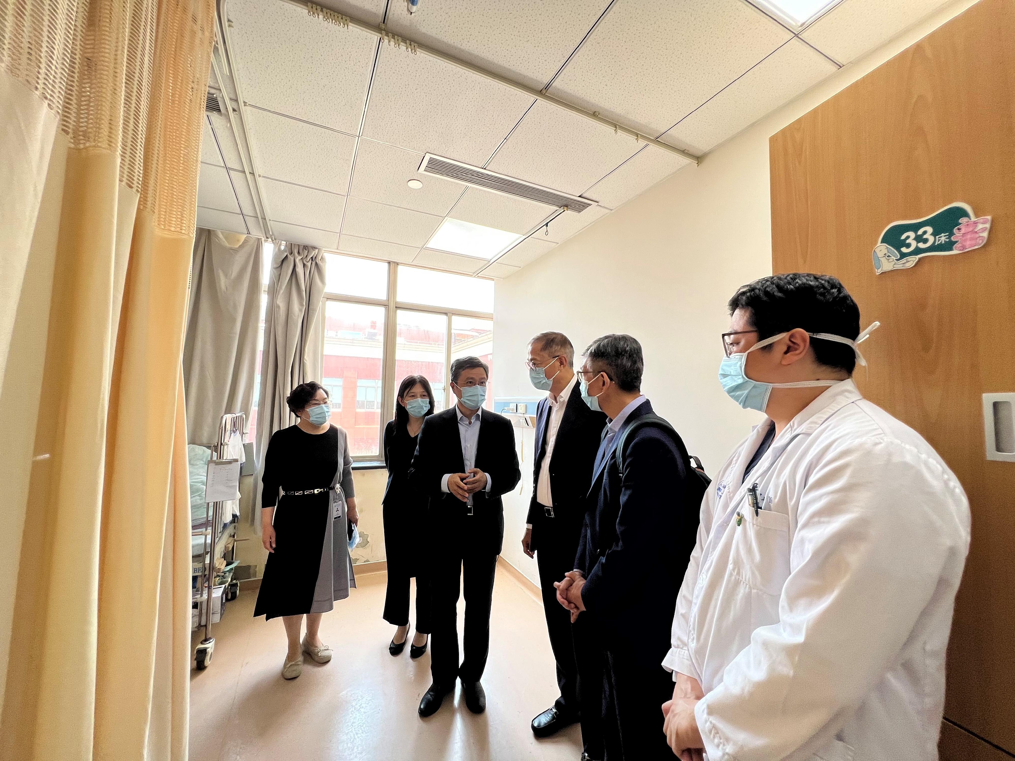 The Secretary for Health, Professor Lo Chung-mau (third right), visits the Pediatric Liver Surgery of the Renji Hospital affiliated to Shanghai Jiao Tong University School of Medicine this morning (June 9). Next to him are the President and Deputy Party Secretary of the hospital, Mr Xia Qiang (fourth right) and the Director of Cluster Services of the Hospital Authority, Dr Simon Tang (second right).