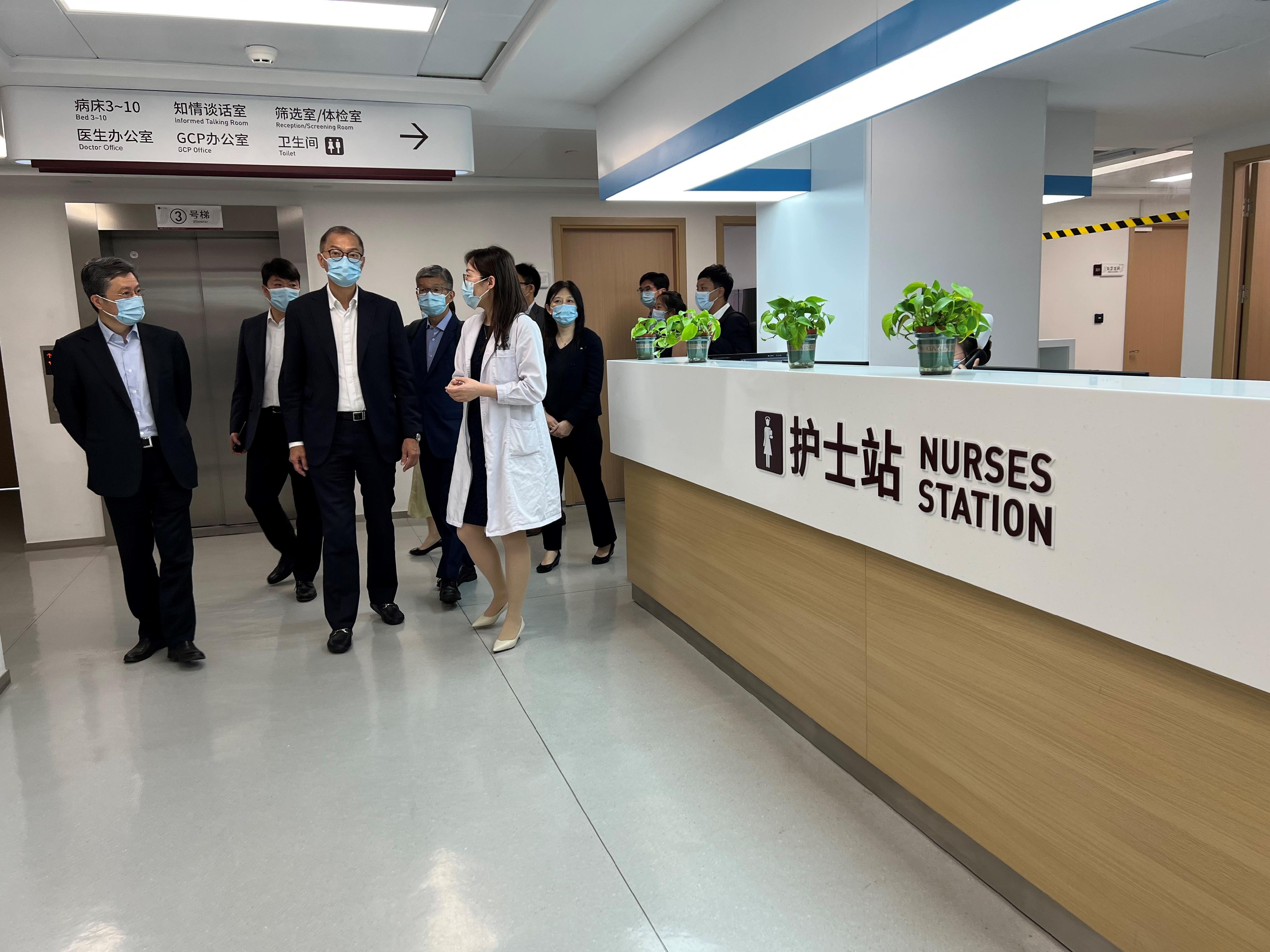 The Secretary for Health, Professor Lo Chung-mau (third left), visits the Clinical Research Unit of the Renji Hospital affiliated to Shanghai Jiao Tong University School of Medicine this morning (June 9). Next to him are the President and Deputy Party Secretary of the hospital, Mr Xia Qiang (first left) and the Director of Cluster Services of the Hospital Authority, Dr Simon Tang (fourth left).