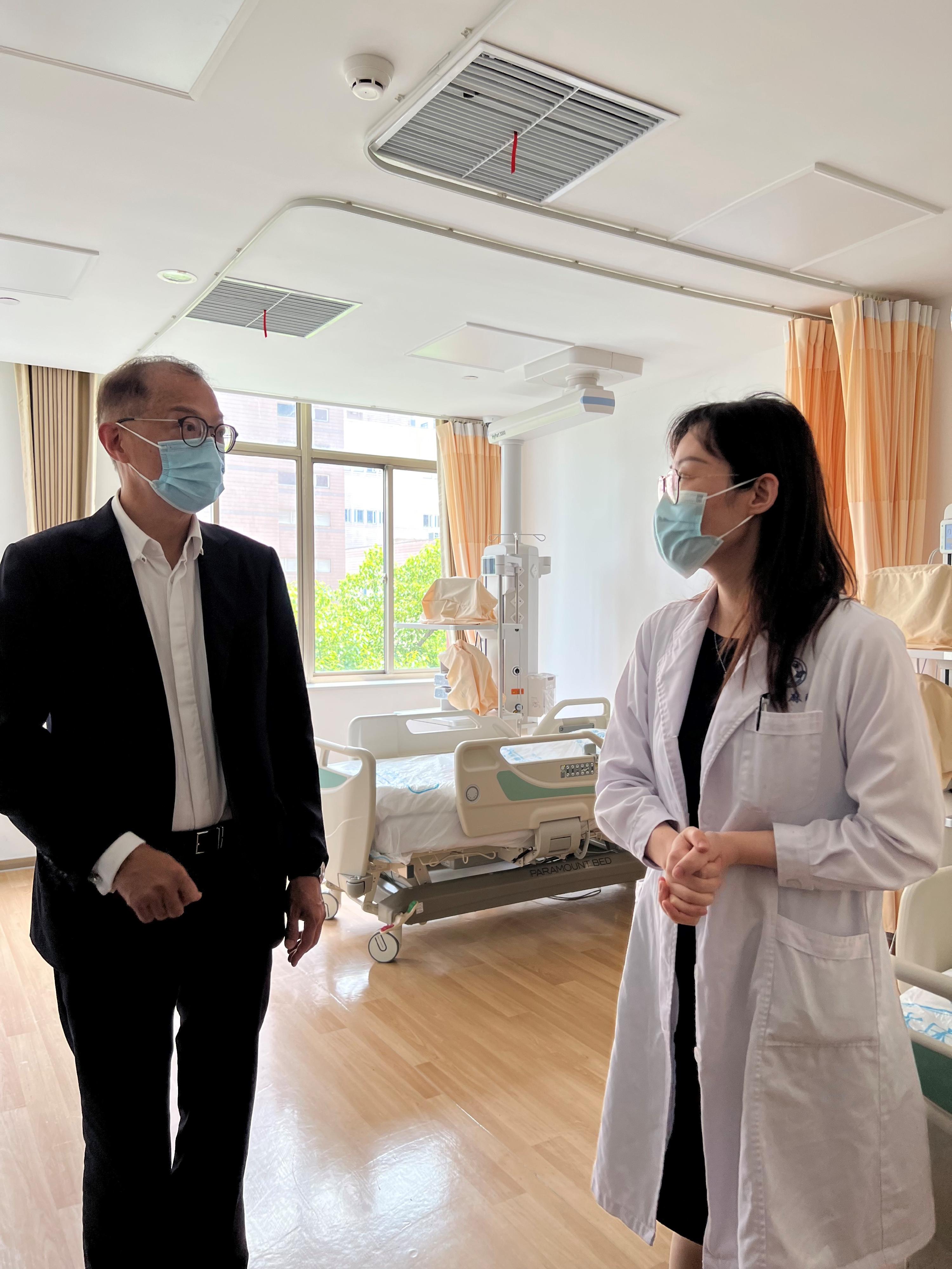 The Secretary for Health, Professor Lo Chung-mau (left), visits the Clinical Research Unit of the Renji Hospital affiliated to Shanghai Jiao Tong University School of Medicine this morning (June 9).
