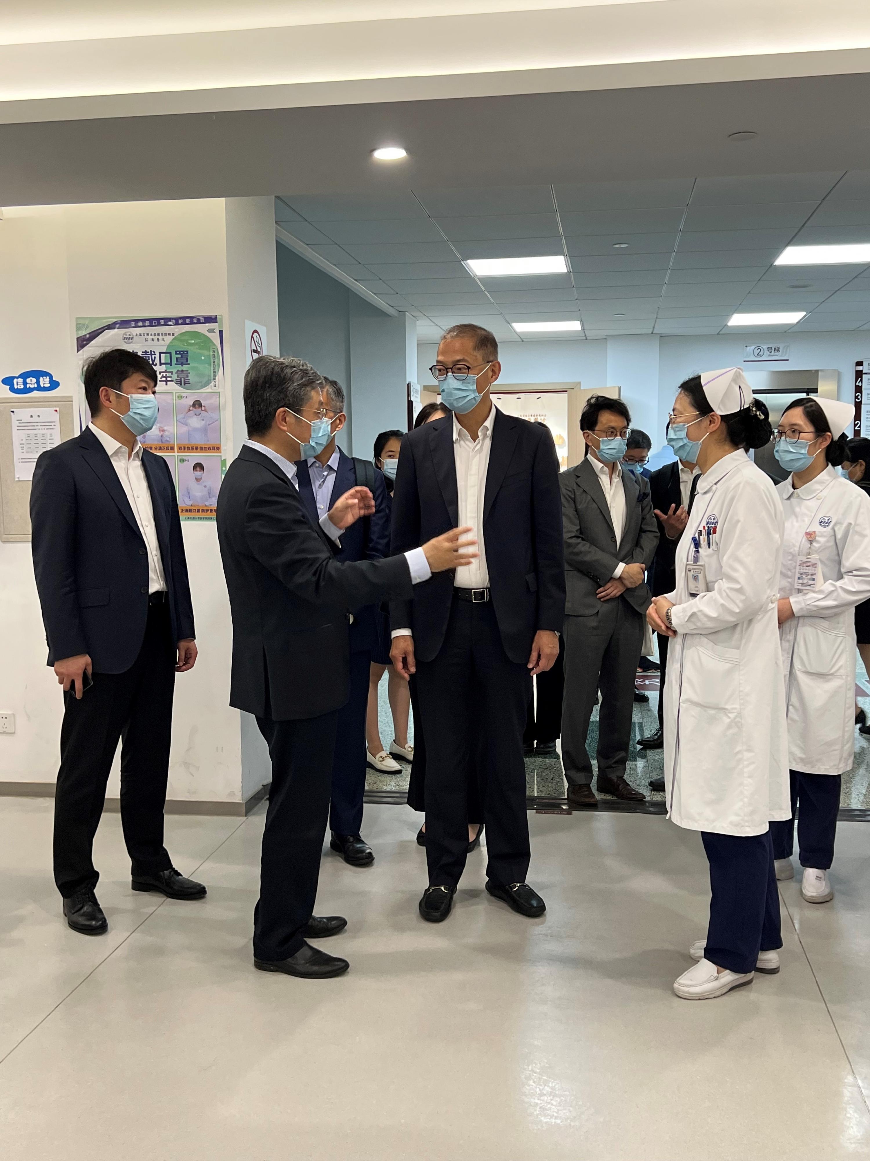 The Secretary for Health, Professor Lo Chung-mau (centre), pays a visit to the Comprehensive Cancer Center of the Renji Hospital affiliated to Shanghai Jiao Tong University School of Medicine this morning (June 9) to learn about the daily operation of the Center.