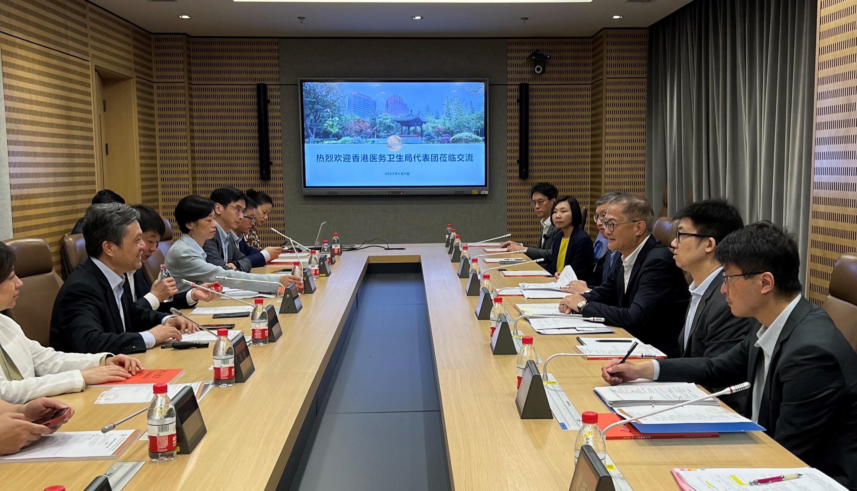 The Secretary for Health, Professor Lo Chung-mau (third right), visits the Renji Hospital affiliated to Shanghai Jiao Tong University School of Medicine and meets with the President and Deputy Party Secretary of the hospital, Mr Xia Qiang (second left), this morning (June 9). The Head of the Health Promotion Branch of the Department of Health, Dr Leung Yiu-hong (first right) also attended.