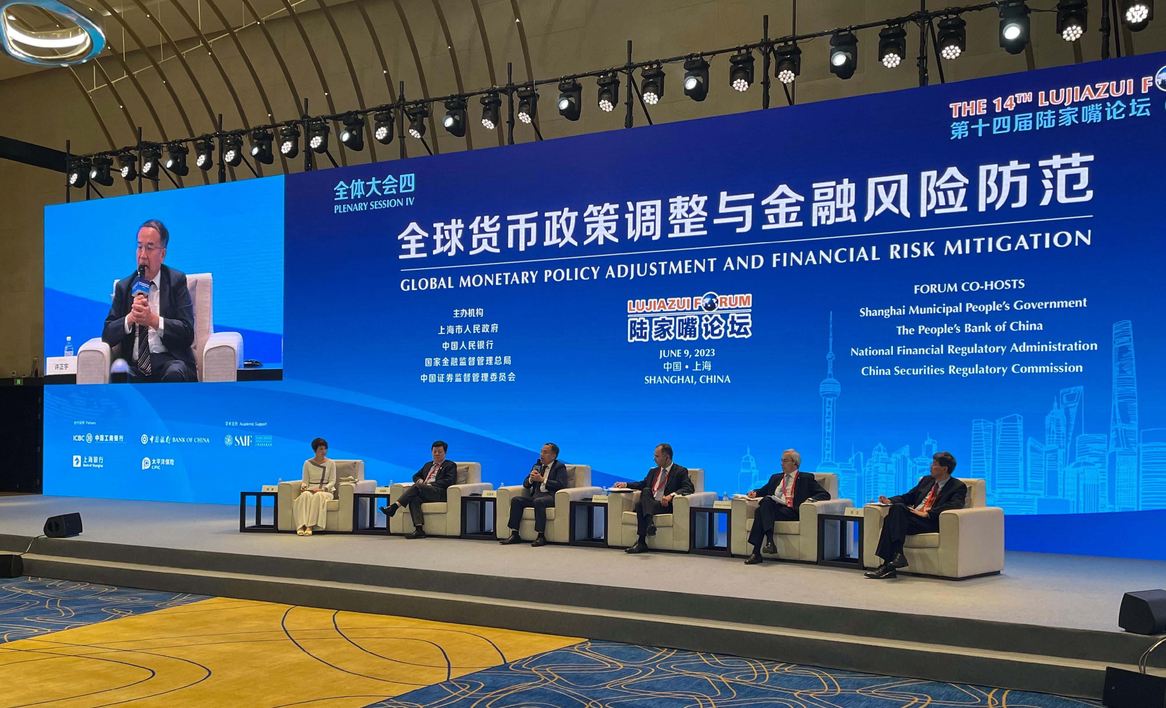 財經事務及庫務局局長許正宇今日（六月九日）在上海出席第十四屆陸家嘴論壇。圖示許正宇（左三）在論壇的全體大會四：「全球貨幣政策調整與金融風險防範」上發言。




