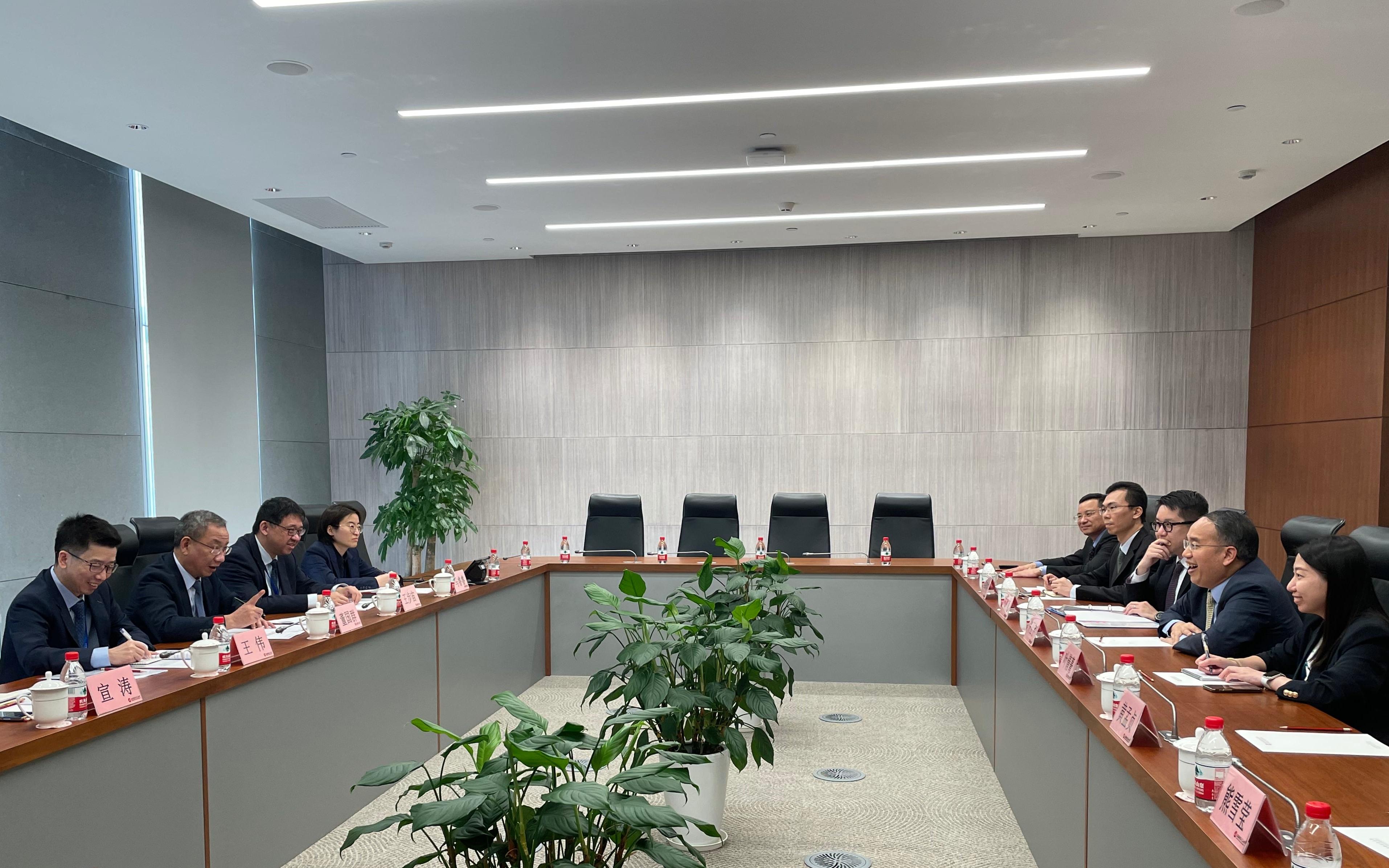 財經事務及庫務局局長許正宇在上海出席第十四屆陸家嘴論壇。圖示許正宇（右二）昨日（六月八日）與上海證券交易所副總經理董國群（左二）會面。





