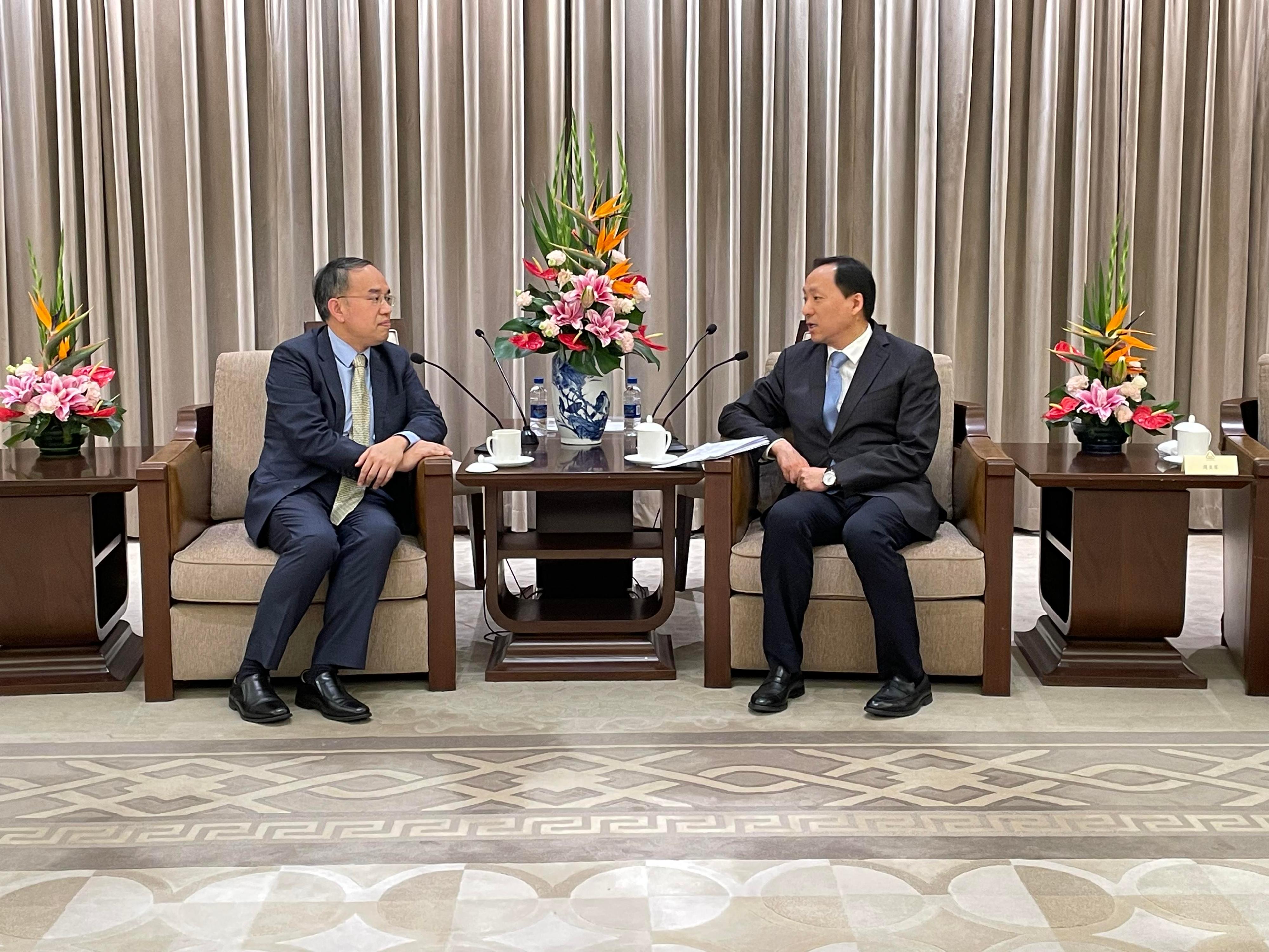 The Secretary for Financial Services and the Treasury, Mr Christopher Hui, attended the 14th Lujiazui Forum in Shanghai. Photo shows Mr Hui (left) meeting with Deputy Secretary General of the Shanghai Municipal People's Government Mr Gu Jun (right), yesterday (June 8).



