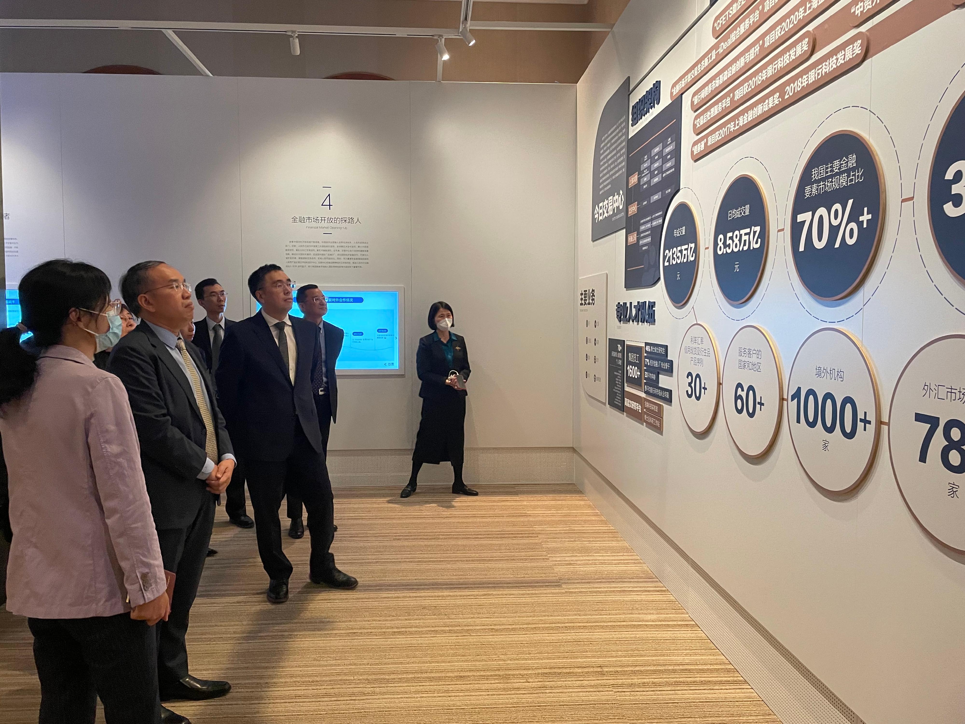 The Secretary for Financial Services and the Treasury, Mr Christopher Hui, attended the 14th Lujiazui Forum in Shanghai. Photo shows Mr Hui (second left) touring the China Foreign Exchange Trade System yesterday (June 8).




