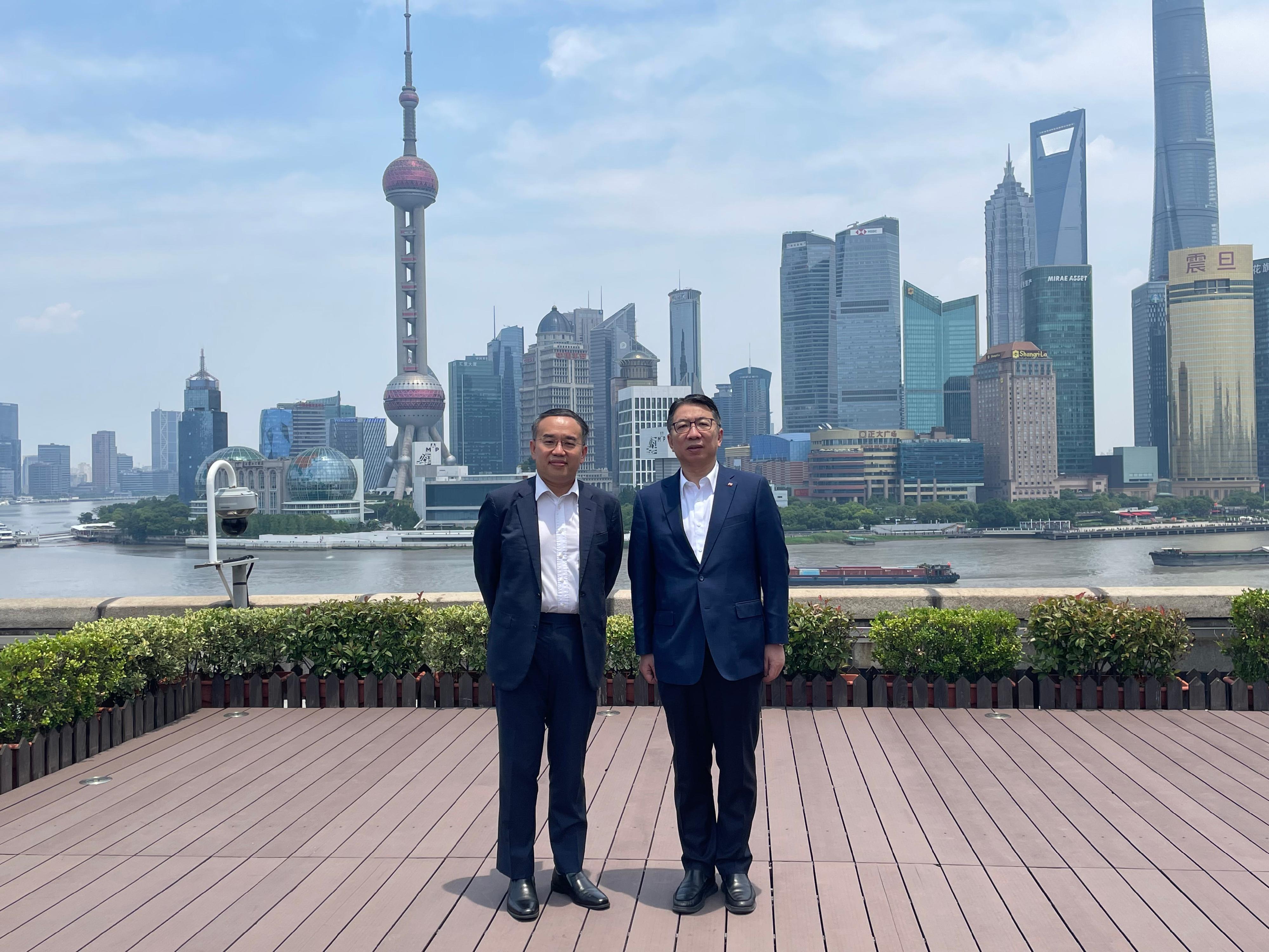 The Secretary for Financial Services and the Treasury, Mr Christopher Hui, attended the 14th Lujiazui Forum in Shanghai today (June 9). Photo shows Mr Hui (left) meeting with the Executive Director of the Shanghai Pudong Development Bank, Mr Zheng Yang (right).



