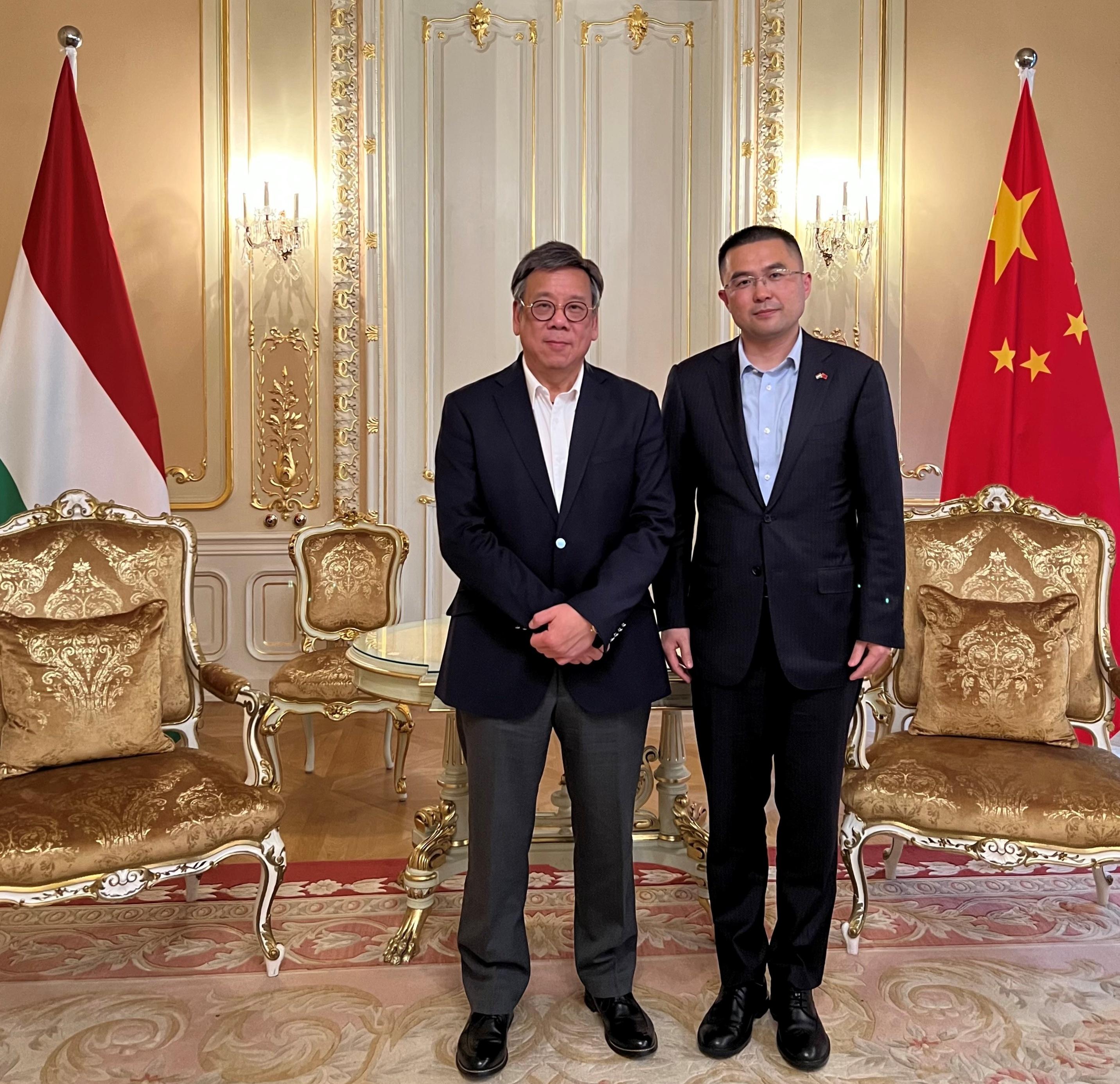 The Secretary for Commerce and Economic Development, Mr Algernon Yau, met with the Acting Chinese Ambassador to Hungary, Mr Yang Chao, at a dinner meeting in Budapest, Hungary, on June 8 (Budapest time) to keep him abreast of the latest developments in Hong Kong. Mr Yau (left) and Mr Yang (right) are pictured before the dinner.
