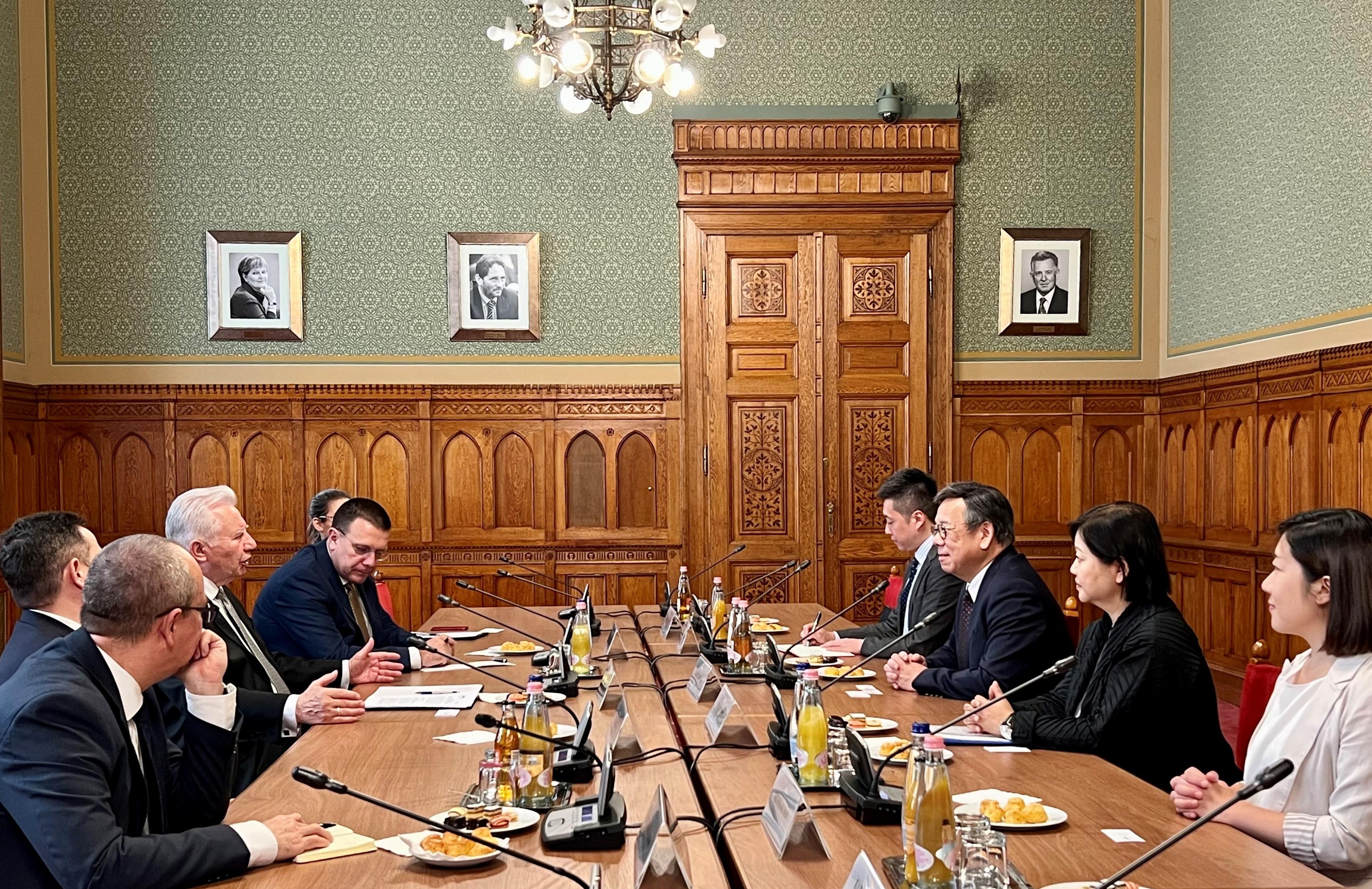 商务及经济发展局局长丘应桦（右三）六月八日（布达佩斯时间）在匈牙利布达佩斯与匈牙利国民议会副议长雅各布．伊什特万（左三）会面，就双方关注的议题交换意见。