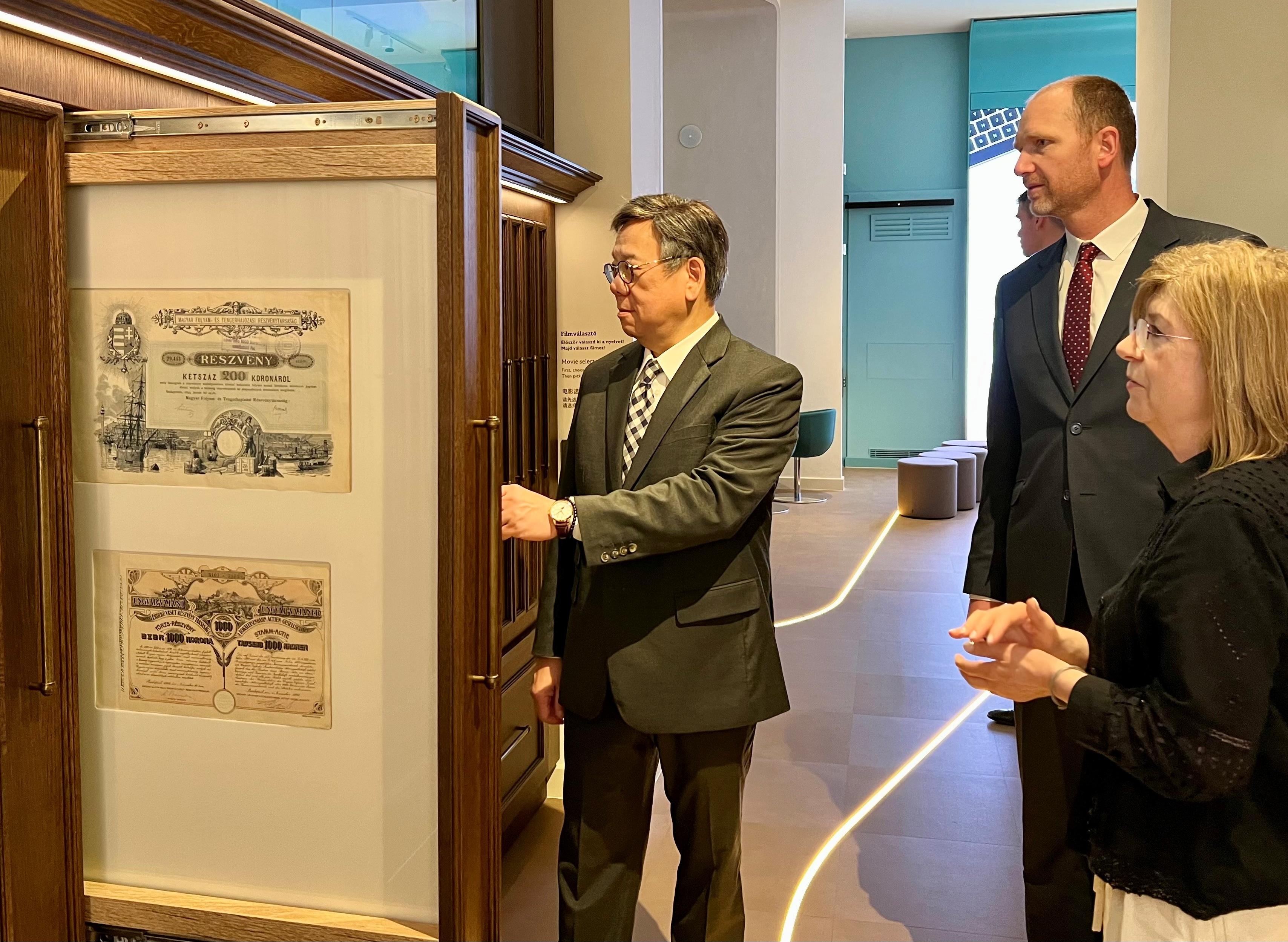 商务及经济发展局局长丘应桦（左一）今日（布达佩斯时间六月九日）在匈牙利中央银行副行长康德拉其·乔巴（右二）陪同下，参观匈牙利国家银行货币博物馆。