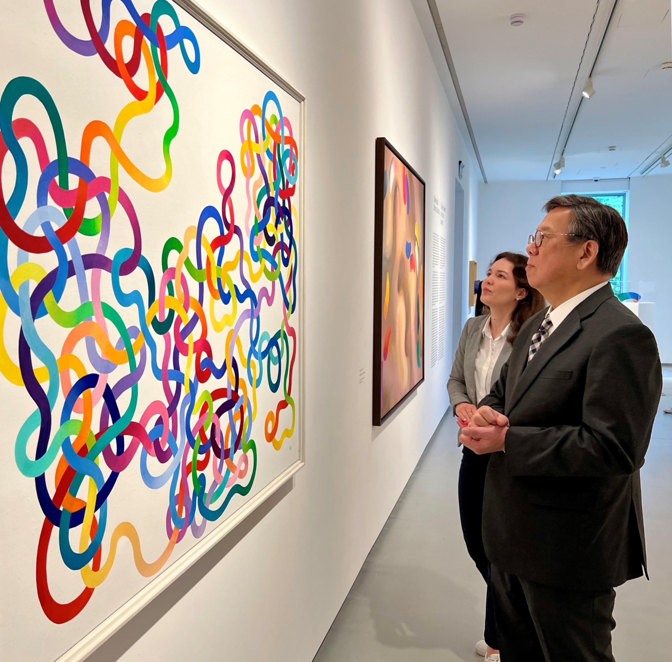 商务及经济发展局局长丘应桦（右）今日（布达佩斯时间六月九日）在匈牙利布达佩斯参观由来自香港的女商人创办的Q Contemporary美术馆。