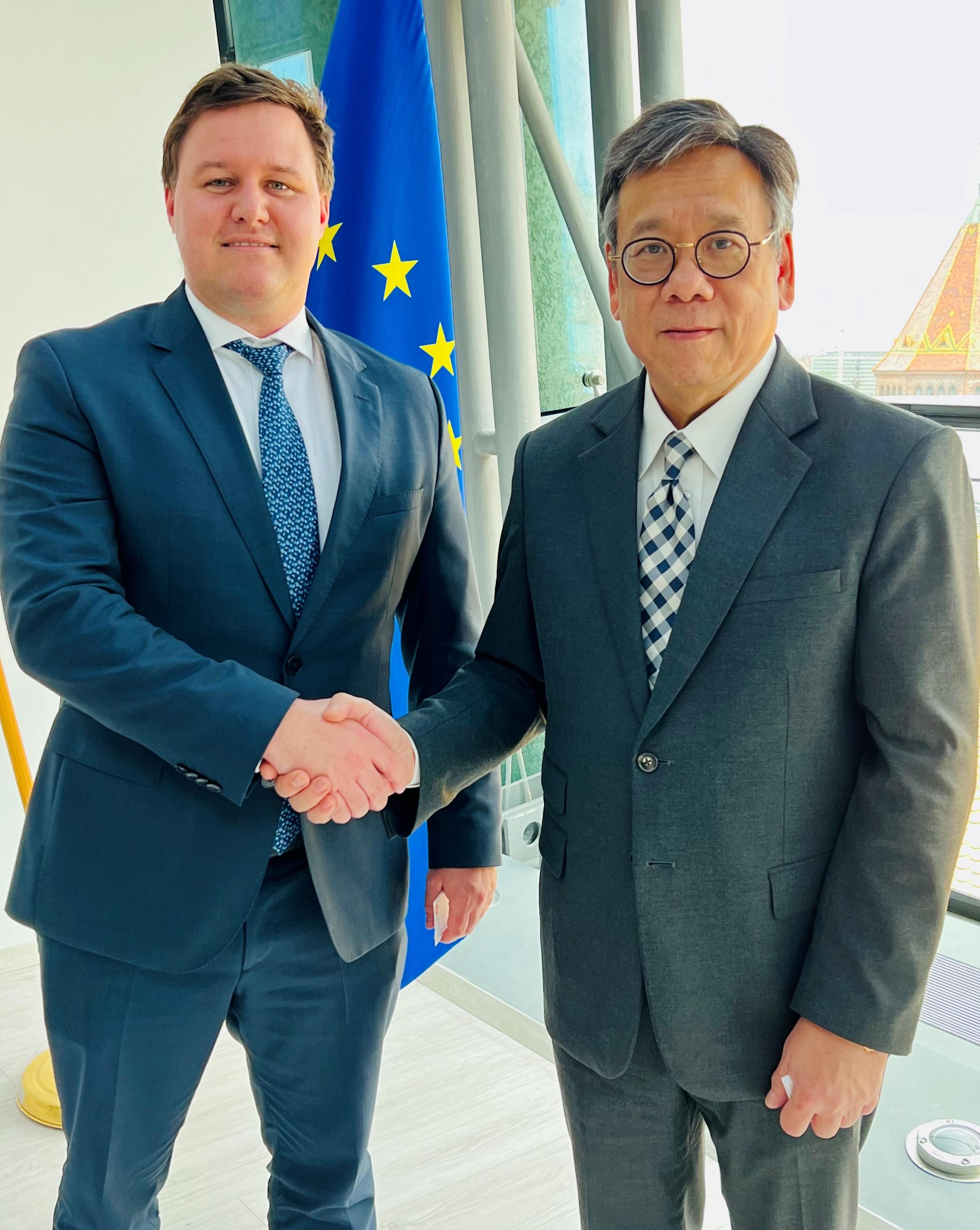 商务及经济发展局局长丘应桦（右）今日（布达佩斯时间六月九日）在匈牙利布达佩斯与匈牙利经济发展及国家金融服务国务秘书罗高．马特（左）会面，就促进两地更紧密经贸合作交换意见。