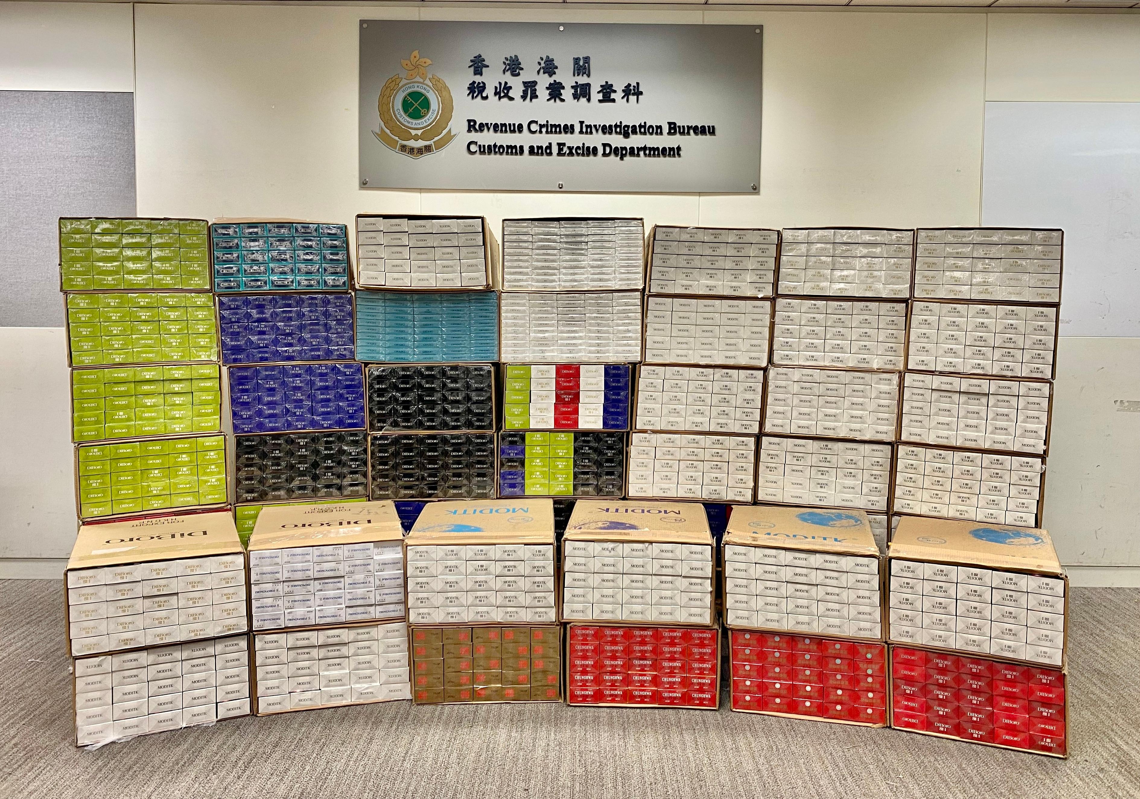 Hong Kong Customs detected two illicit cigarette cases and raided a suspected illicit cigarette storage centre while conducting anti-illicit cigarette operations in Sunny Bay and Fanling yesterday (June 8). Over 1.3 million suspected illicit cigarettes in total, with an estimated market value of about $4.9 million and a duty potential of about $3.3 million, were seized. Photo shows the suspected illicit cigarettes seized by Customs officers in Sunny Bay.
