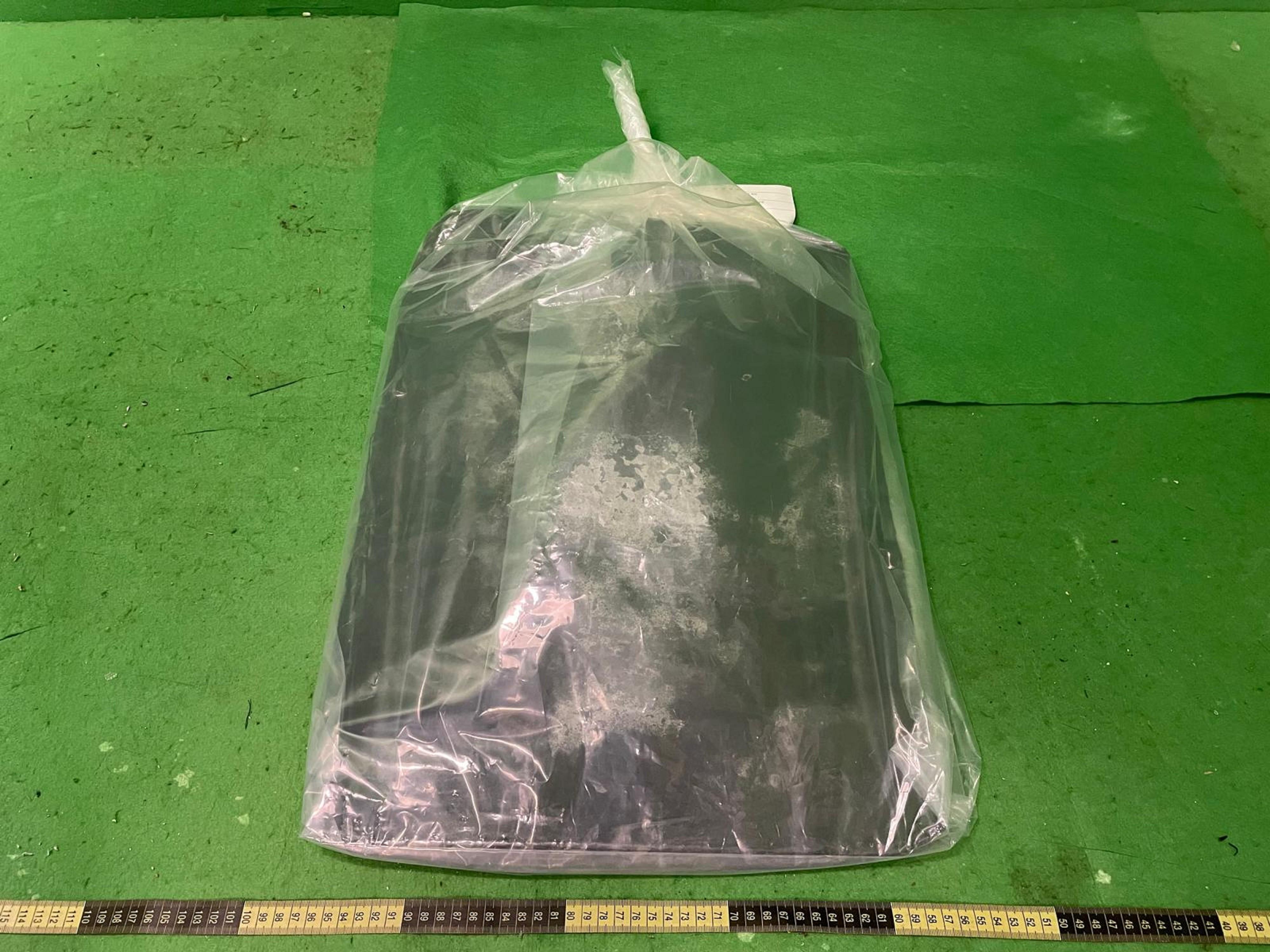 Hong Kong Customs yesterday (June 8) detected a passenger drug trafficking case at Hong Kong International Airport and seized about 1.7 kilograms of suspected cocaine with an estimated market value of about $2 million. Photo shows the suspected cocaine seized.