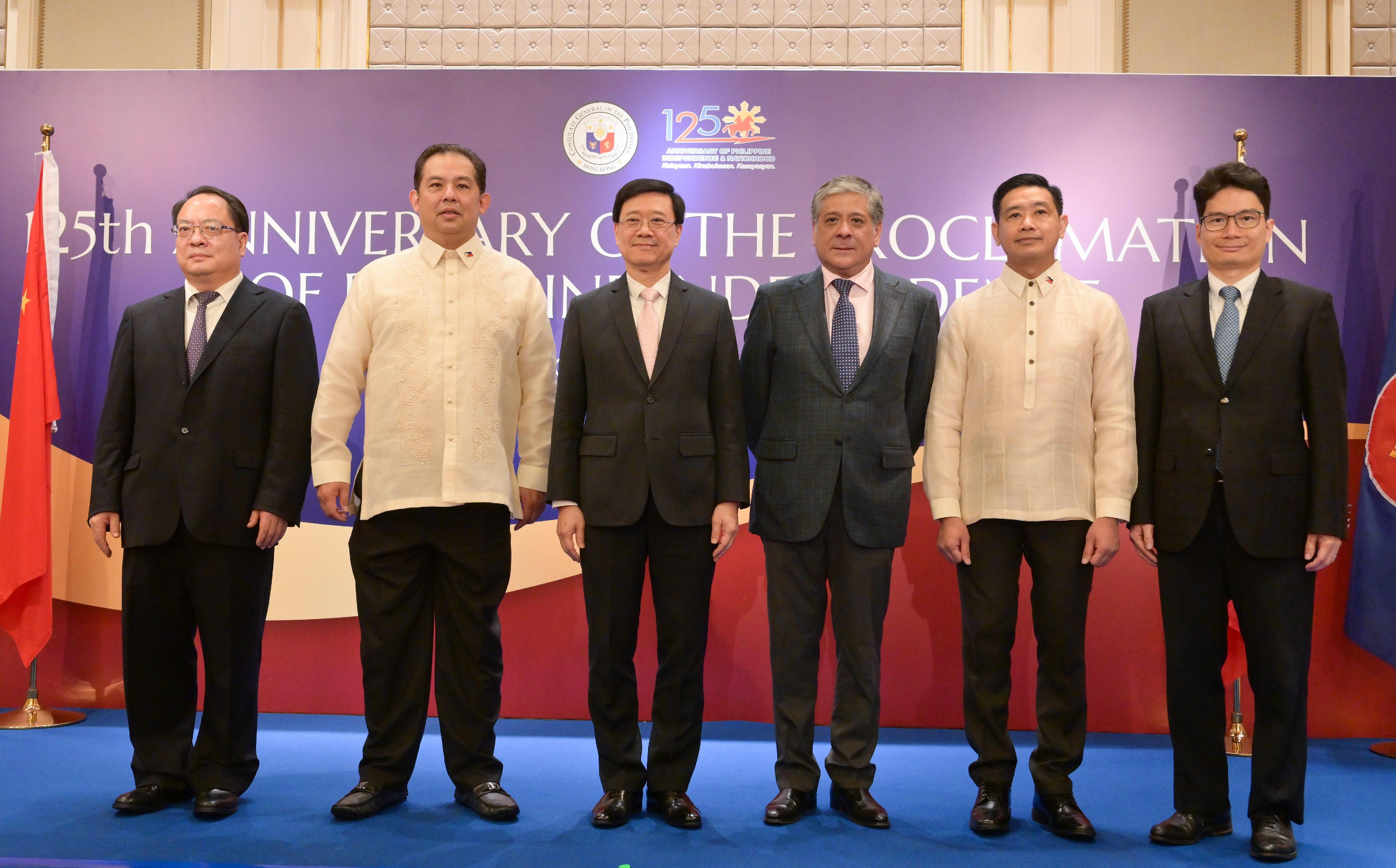 The Chief Executive, Mr John Lee, attended the Reception in Celebration of the 125th Anniversary of the Proclamation of the Philippine Independence today (June 9). Photo shows Mr Lee (third left); the Speaker of the House of Representatives of the Philippines, Mr Ferdinand Martin Romualdez (second left); the Consul-General of the Philippines in Hong Kong, Mr Raly Tejada (second right); Deputy Commissioner of the Office of the Commissioner of the Ministry of Foreign Affairs of the People's Republic of China in the Hong Kong Special Administrative Region Mr Pan Yundong (first left), and other guests at the reception.
