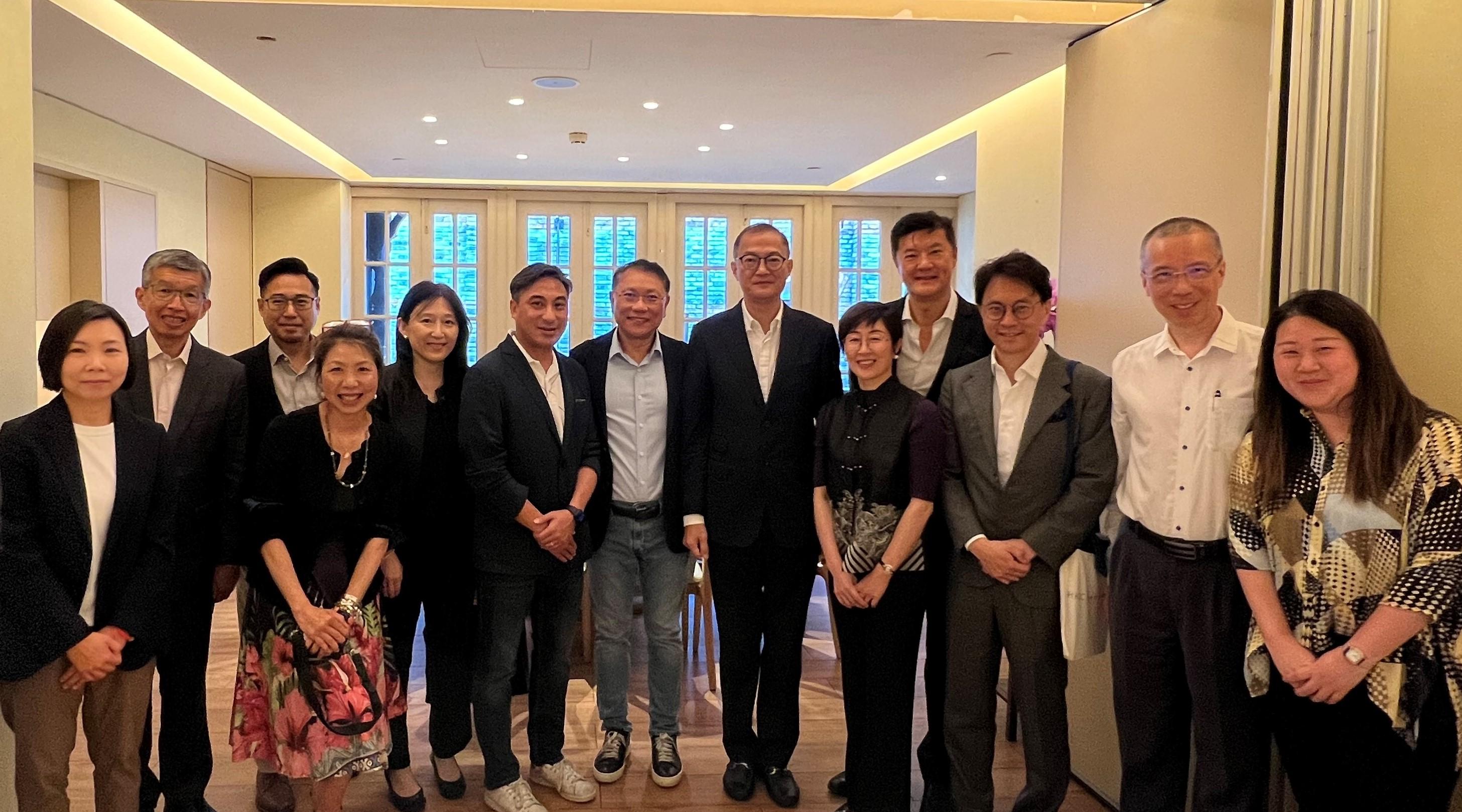 The Secretary for Health, Professor Lo Chung-mau (sixth right), meets Hong Kong people living in Shanghai, including some practising in the healthcare profession there, for lunch today (June 10) to understand more about their daily life there.