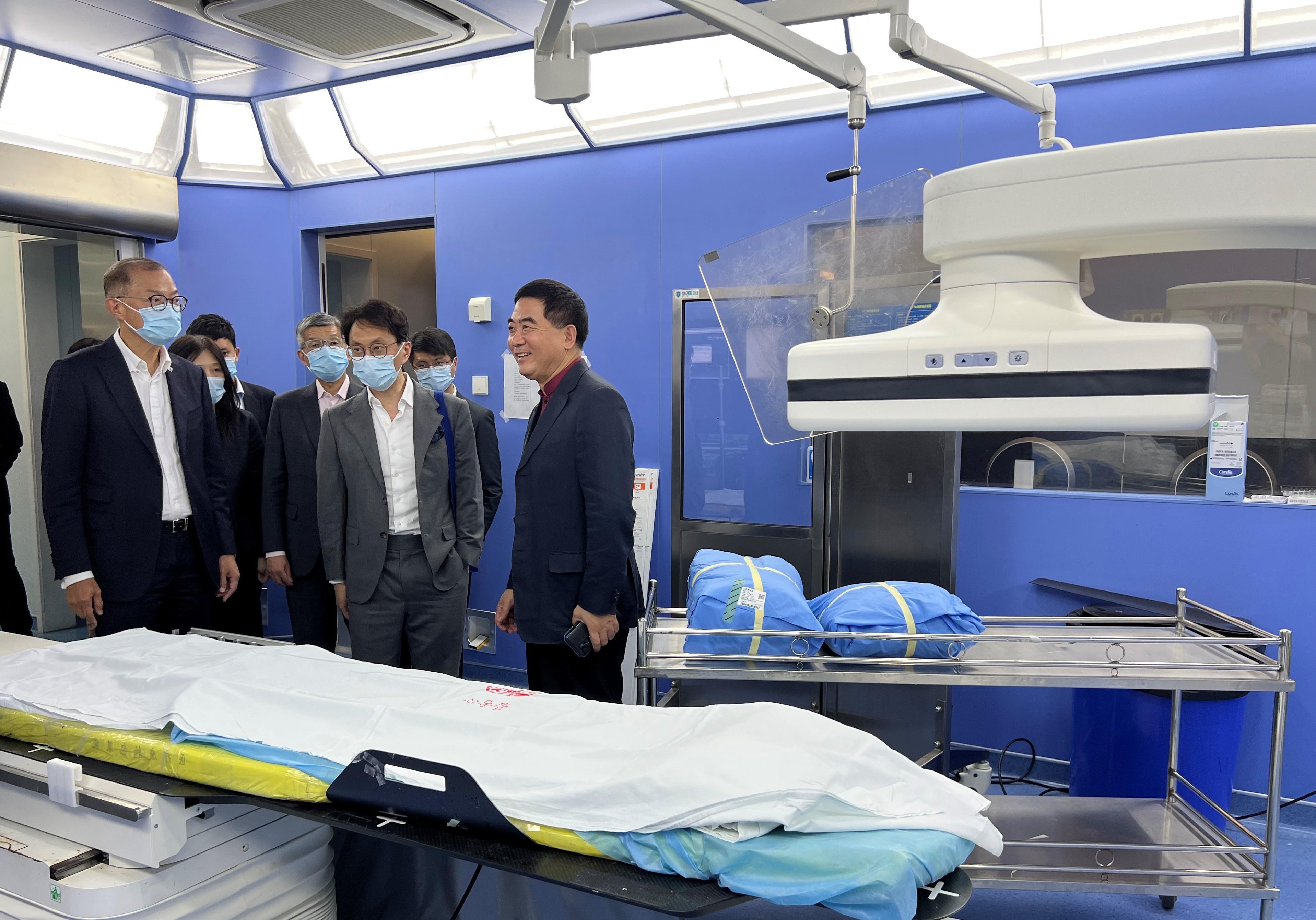 The Secretary for Health, Professor Lo Chung-mau (first left), toured the Center for Interventional Cardiology of Zhongshan Hospital affiliated to Fudan University today (June 10). Looking on are the Director of Cardiology Department of the hospital, Dr Ge Junbo (first right); the Director of Cluster Services of the Hospital Authority, Dr Simon Tang (fourth right); the Head of the Health Promotion Branch of the Department of Health, Dr Leung Yiu-hong (second right) and Clinical Professor of the Department of Medicine of School of Clinical Medicine of the University of Hong Kong, Professor Yiu Kai-hang (third right).