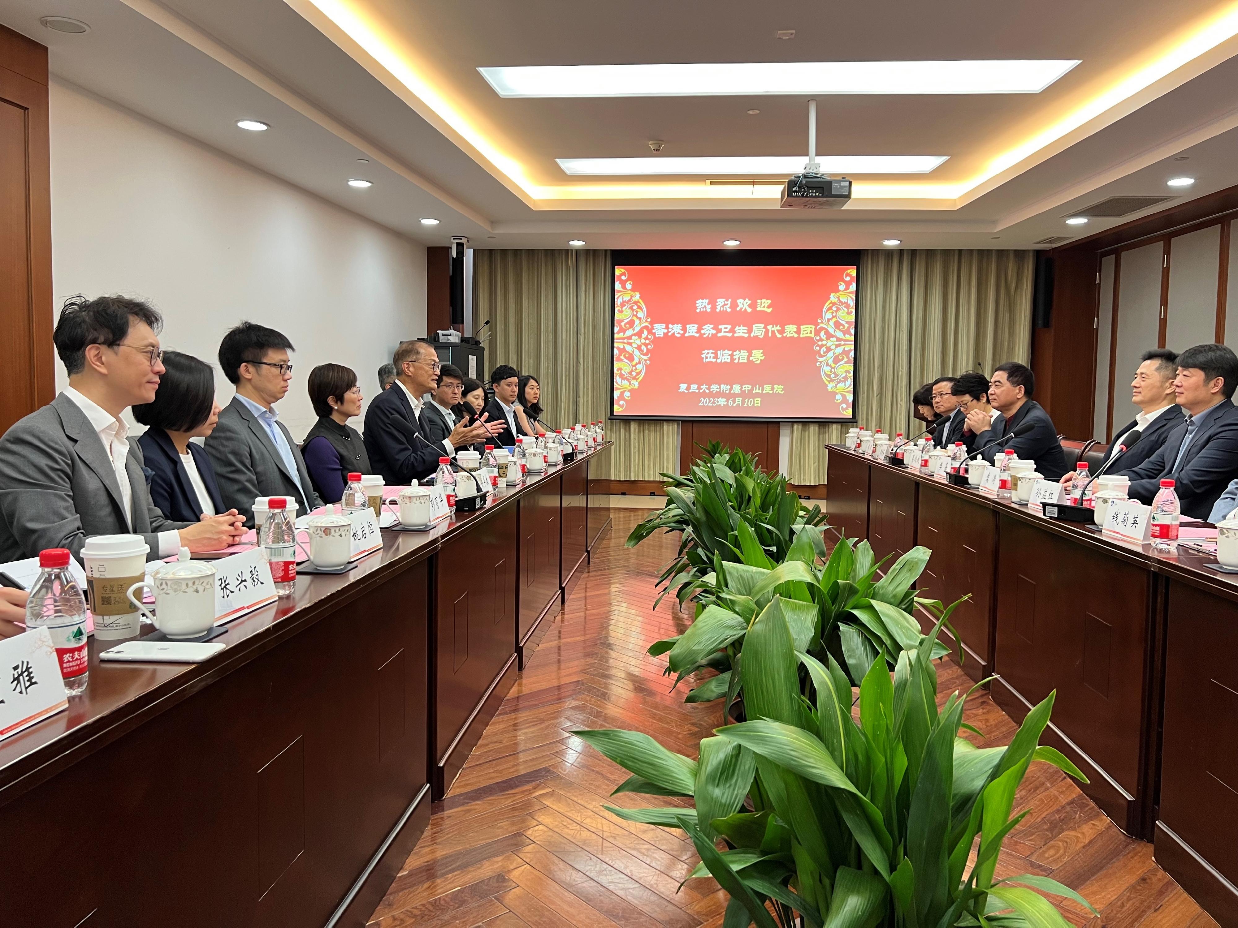 During his visit to the Zhongshan Hospital affiliated to Fudan University today (June 10), the Secretary for Health, Professor Lo Chung-mau (fifth left), met with its President, Dr Fan Jia (second right), and its Director of Cardiology Department, Dr Ge Junbo (third right), to get a grasp of the hospital’s high quality work. Deputy Director of the Shanghai Municipal Health Commission Mr Yu Tao (first right) also attended.