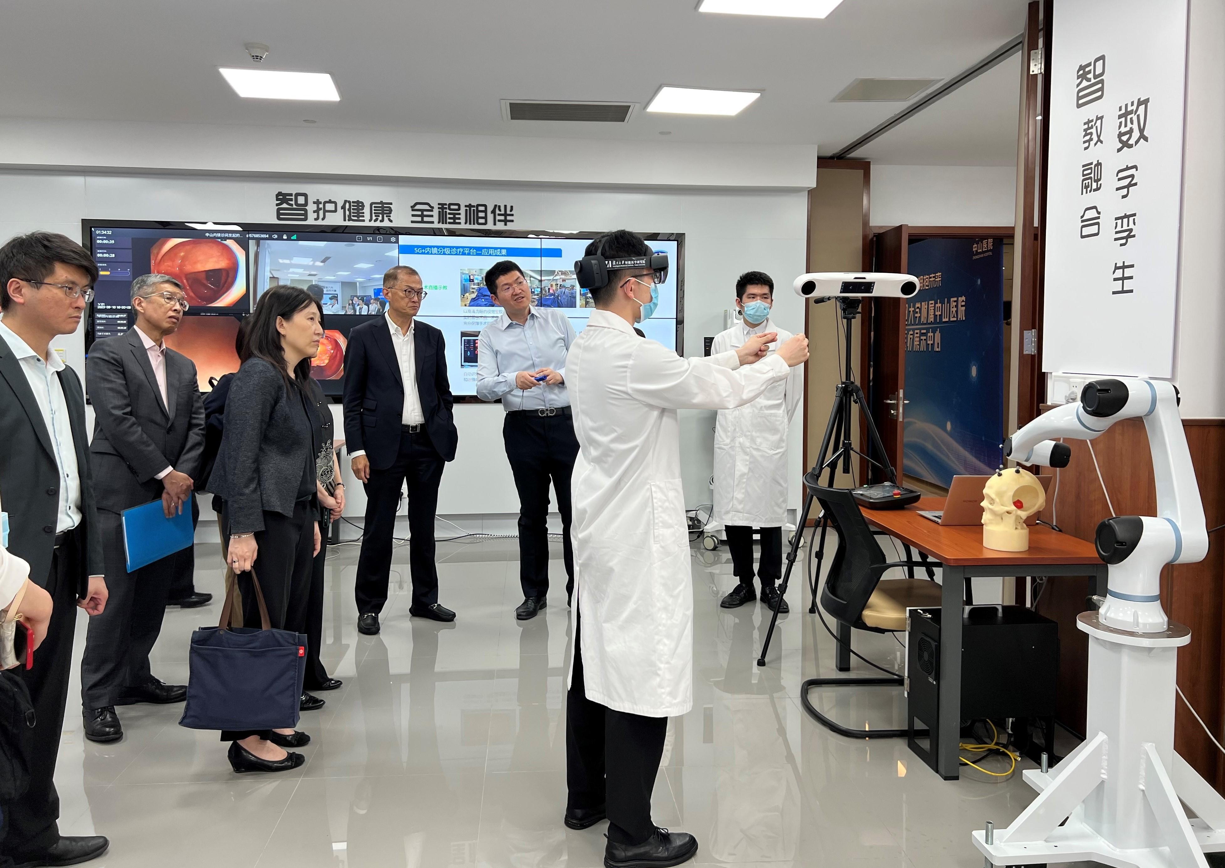 The Secretary for Health, Professor Lo Chung-mau (fourth left), toured the Exhibition Centre on Smart Healthcare of Zhongshan Hospital affiliated to Fudan University today (June 10) to learn about the hospital’s effort in enhancing treatment quality and user experience for patients through the operation as a smart hospital. Looking on is the Director of Cluster Services of the Hospital Authority, Dr Simon Tang (second left), and the Head of the Health Promotion Branch of the Department of Health, Dr Leung Yiu-hong (first left).
