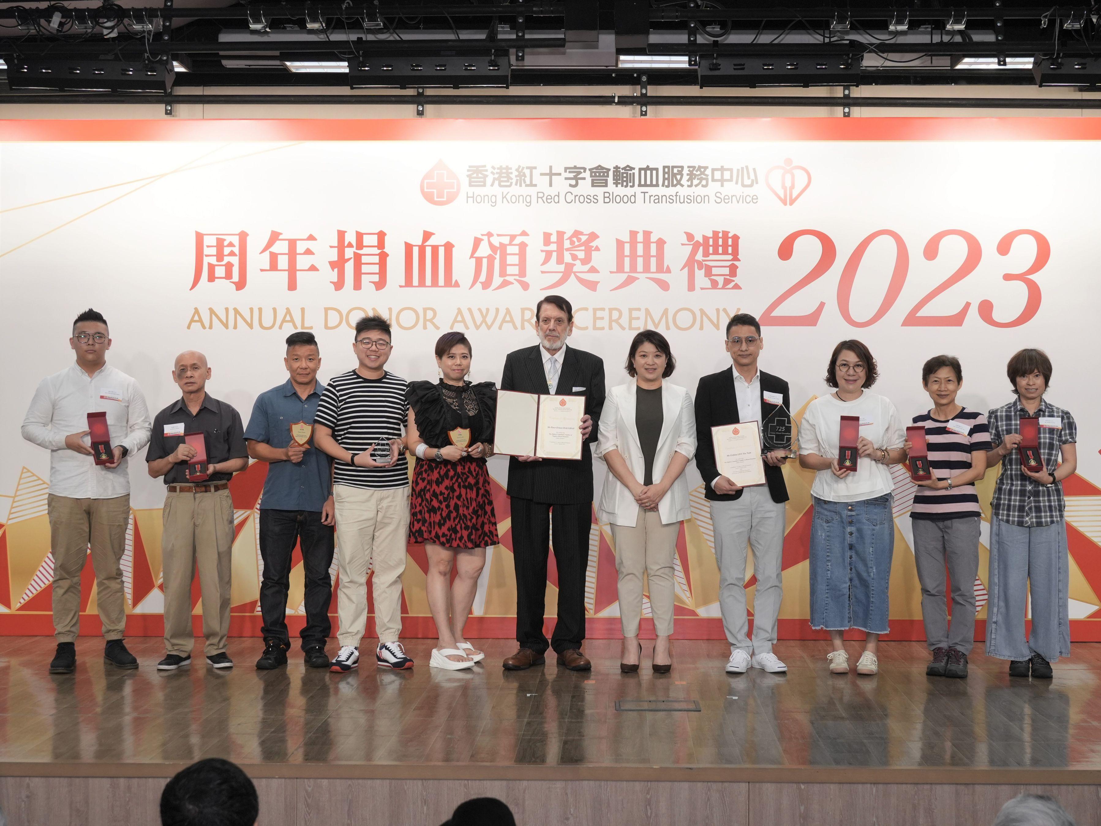 The Hong Kong Red Cross Blood Transfusion Service today (June 10) held its Annual Donor Award Ceremony to commend outstanding blood donors. Photo shows the Acting Secretary for Health, Dr Libby Lee (fifth right), presenting awards to outstanding blood donors.