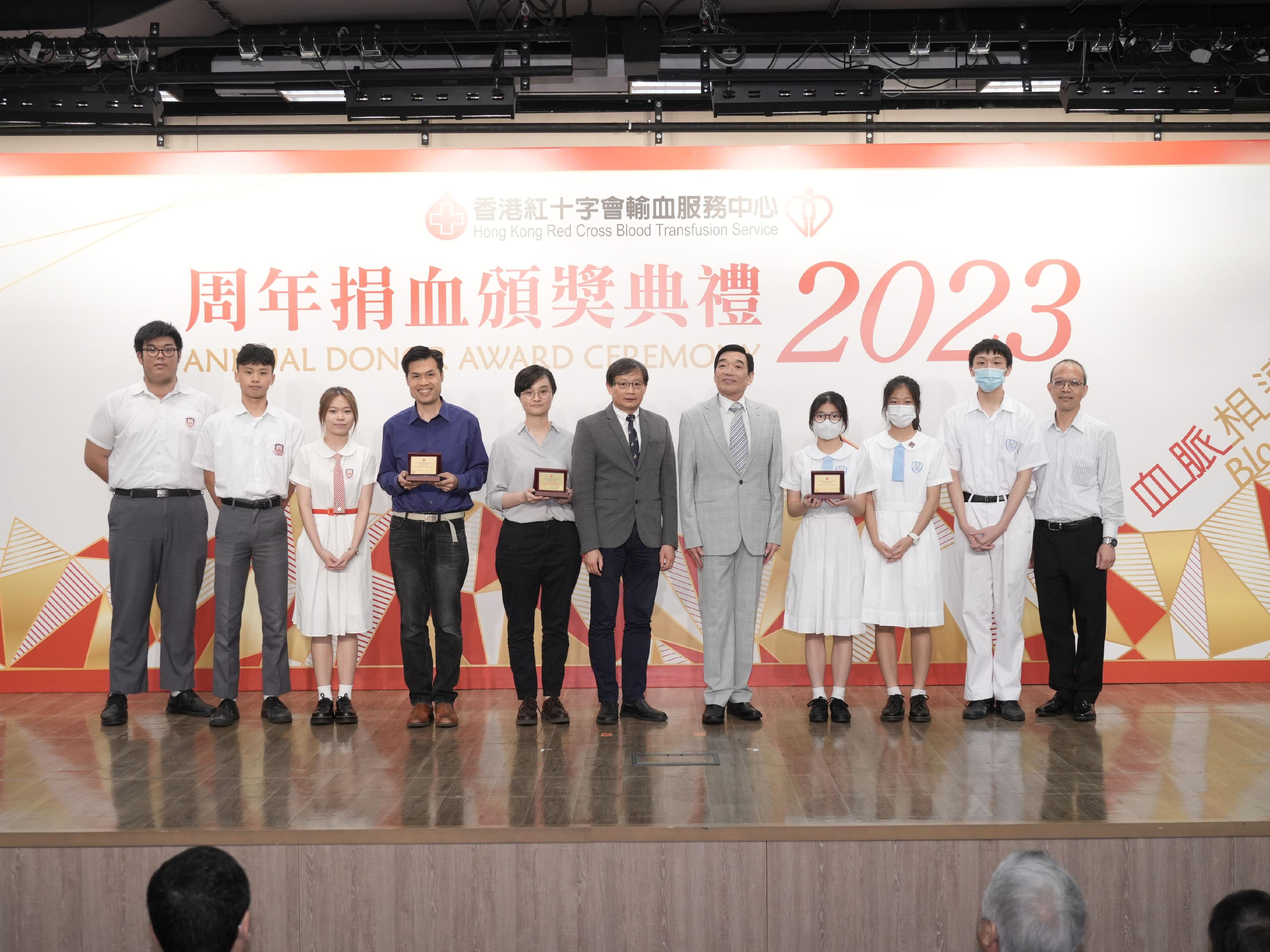 The Hong Kong Red Cross Blood Transfusion Service today (June 10) held its Annual Donor Award Ceremony to commend outstanding blood donors. Photo shows the Chairman of the Hospital Authority, Mr Henry Fan (fifth right), presenting the Elite Partnership Award - Secondary School to school representatives for their active participation in campus blood drives.