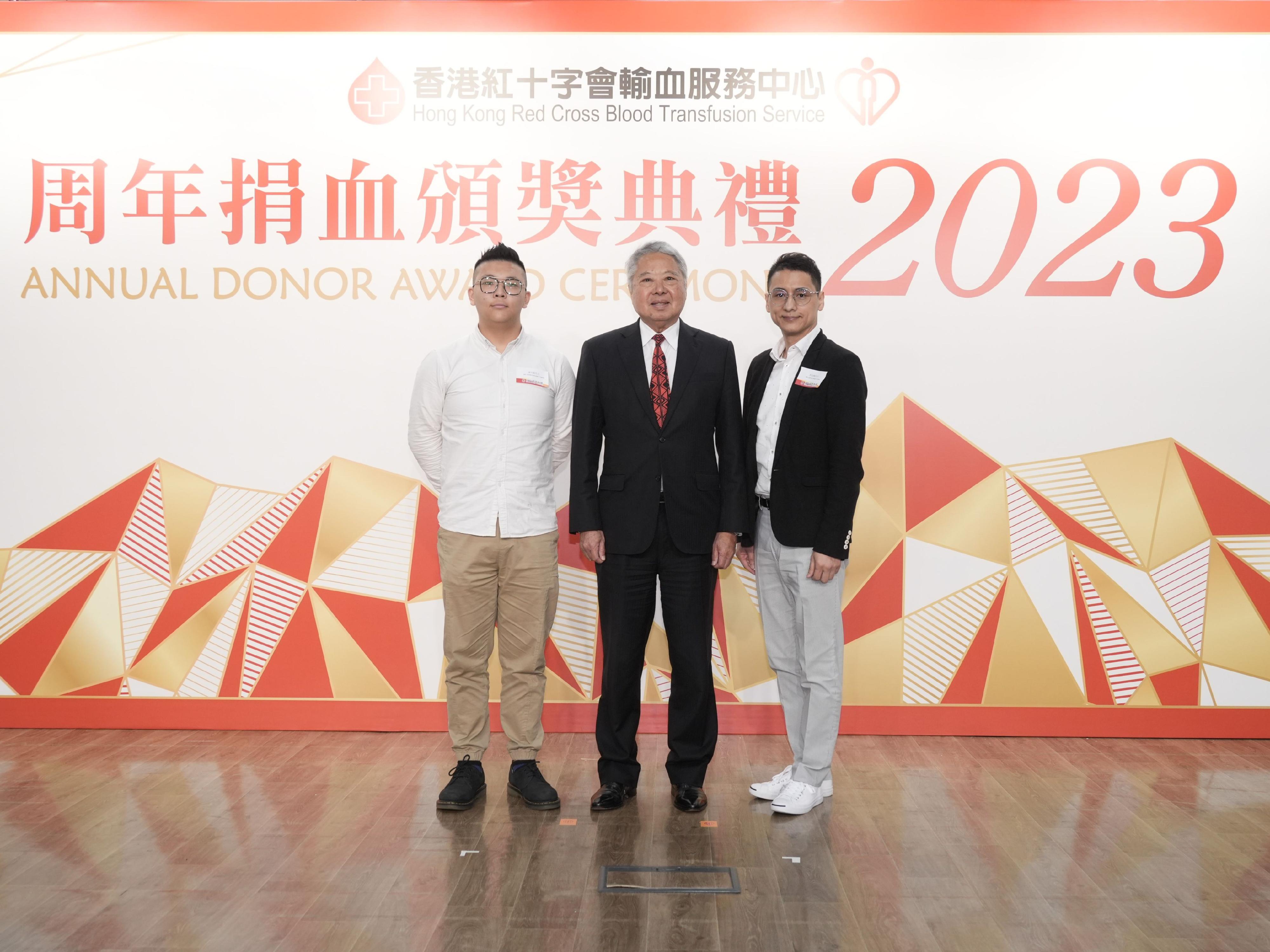 The Hong Kong Red Cross (HKRC) Blood Transfusion Service today (June 10) held its Annual Donor Award Ceremony to commend outstanding blood donors. Mr Erikku Lee (right), Hong Kong Record Keeper for Apheresis blood donation, accumulated 725 times donation in 2022/23. Mr Santo Chan (left), in his early twenties, has accumulated 50 times donation. Photo shows Mr Lee, Mr Chan and the President of the HKRC, Mr George Joseph Ho (centre). 