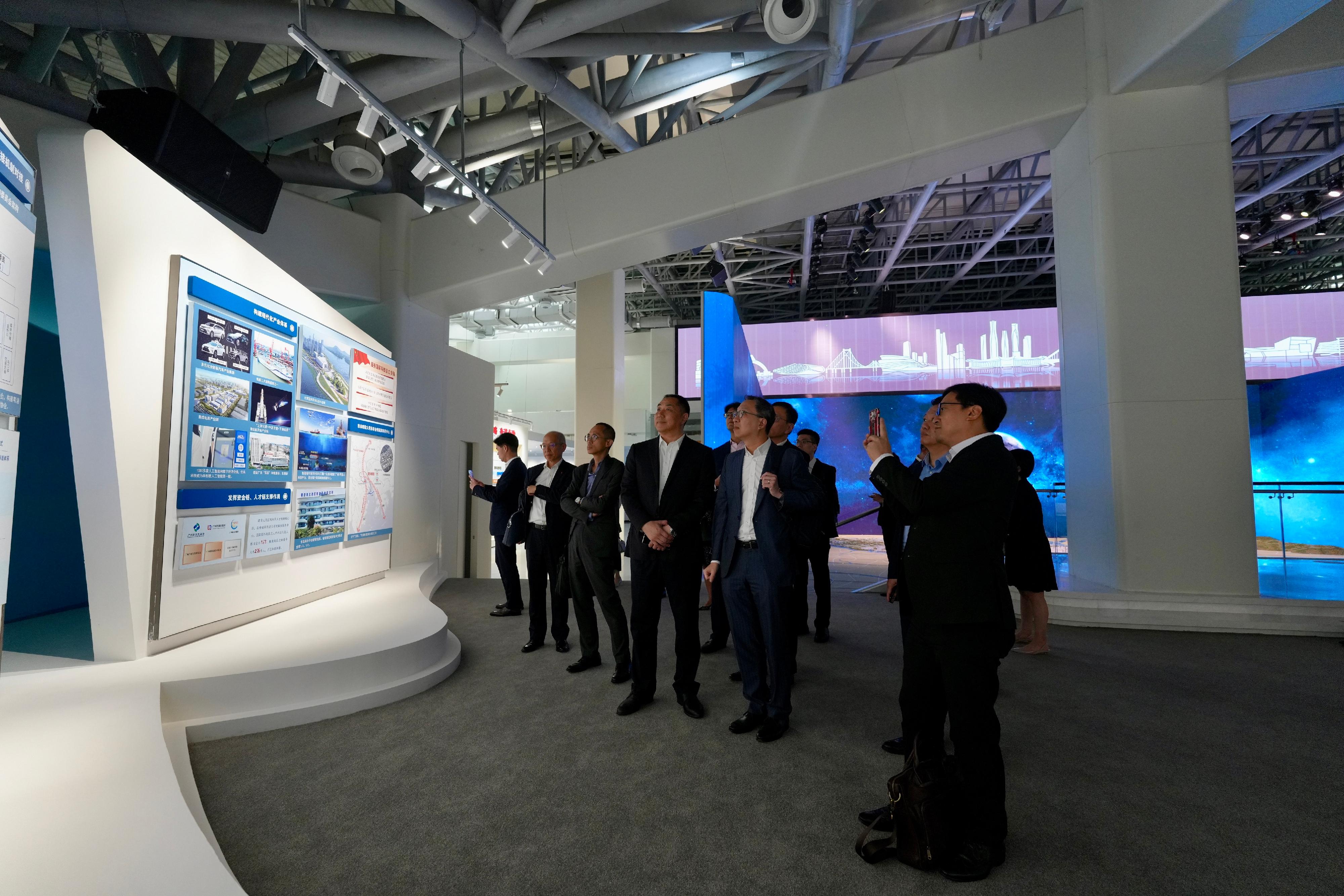 The Secretary for Justice, Mr Paul Lam, SC (second right), and the delegation comprising representatives from the Hong Kong legal sector visit the Nansha Planning Exhibition Hall on the morning of June 9 in Nansha.
