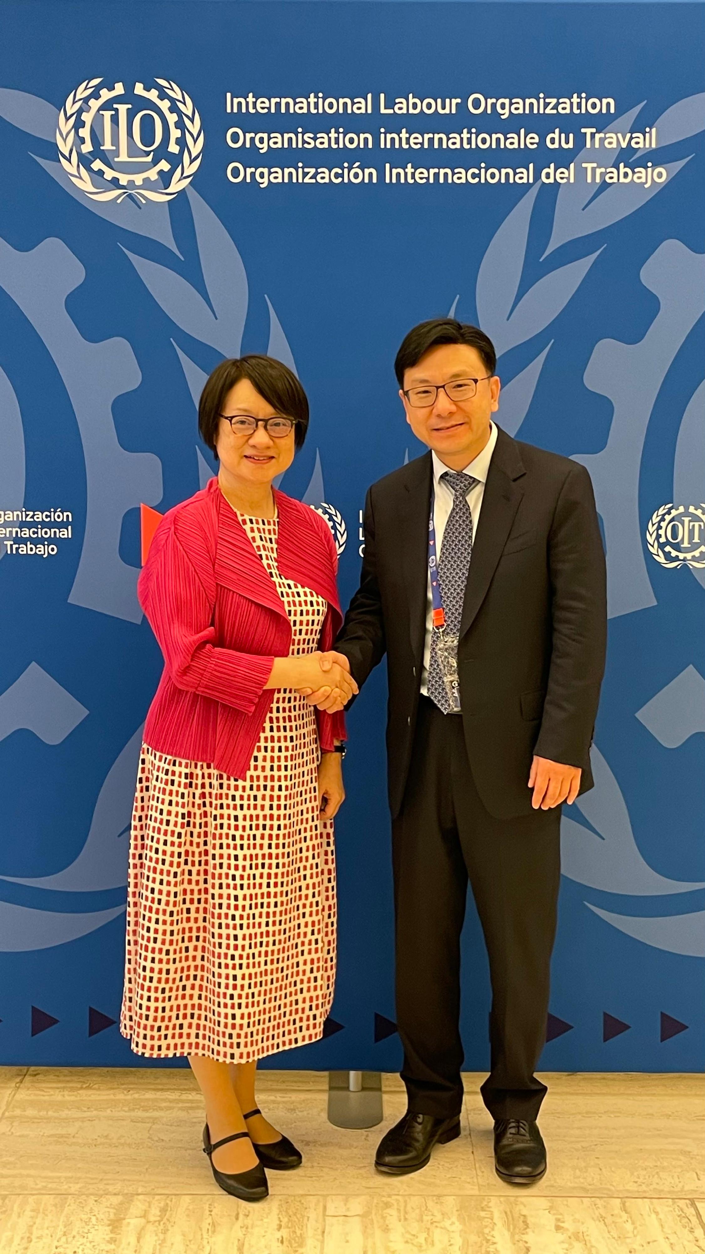 The Secretary for Labour and Welfare, Mr Chris Sun, arrived in Geneva, Switzerland, on June 8 (Geneva time) and started his visit. He was joined by the Commissioner for Labour, Ms May Chan. Photo shows Mr Sun (right) in a bilateral meeting with the Assistant Director-General of the International Labour Organization (ILO) and the Regional Director for the ILO Office for Asia and the Pacific, Ms Chihoko Asada-Miyakawa (left), on June 9 afternoon. He introduced the latest situation of the labour market, economy and employment in Hong Kong.