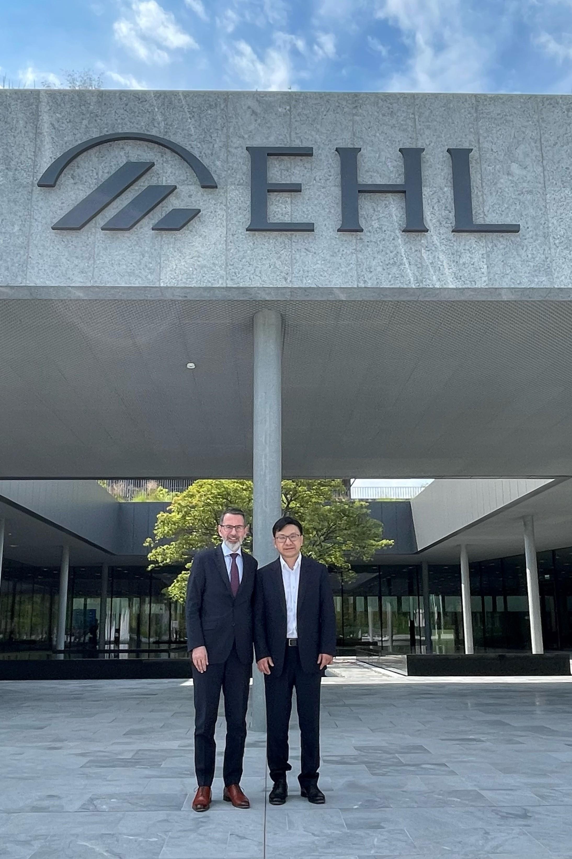 The Secretary for Labour and Welfare, Mr Chris Sun, arrived in Geneva, Switzerland, on June 8 (Geneva time) and started his visit. He was joined by the Commissioner for Labour, Ms May Chan. Photo shows Mr Sun (right), accompanied by the Chief Academic Officer of EHL Group, Dr Juan-Francisco Perellon (left), touring the campus facilities of EHL Hospitality Business School in Lausanne in that afternoon.