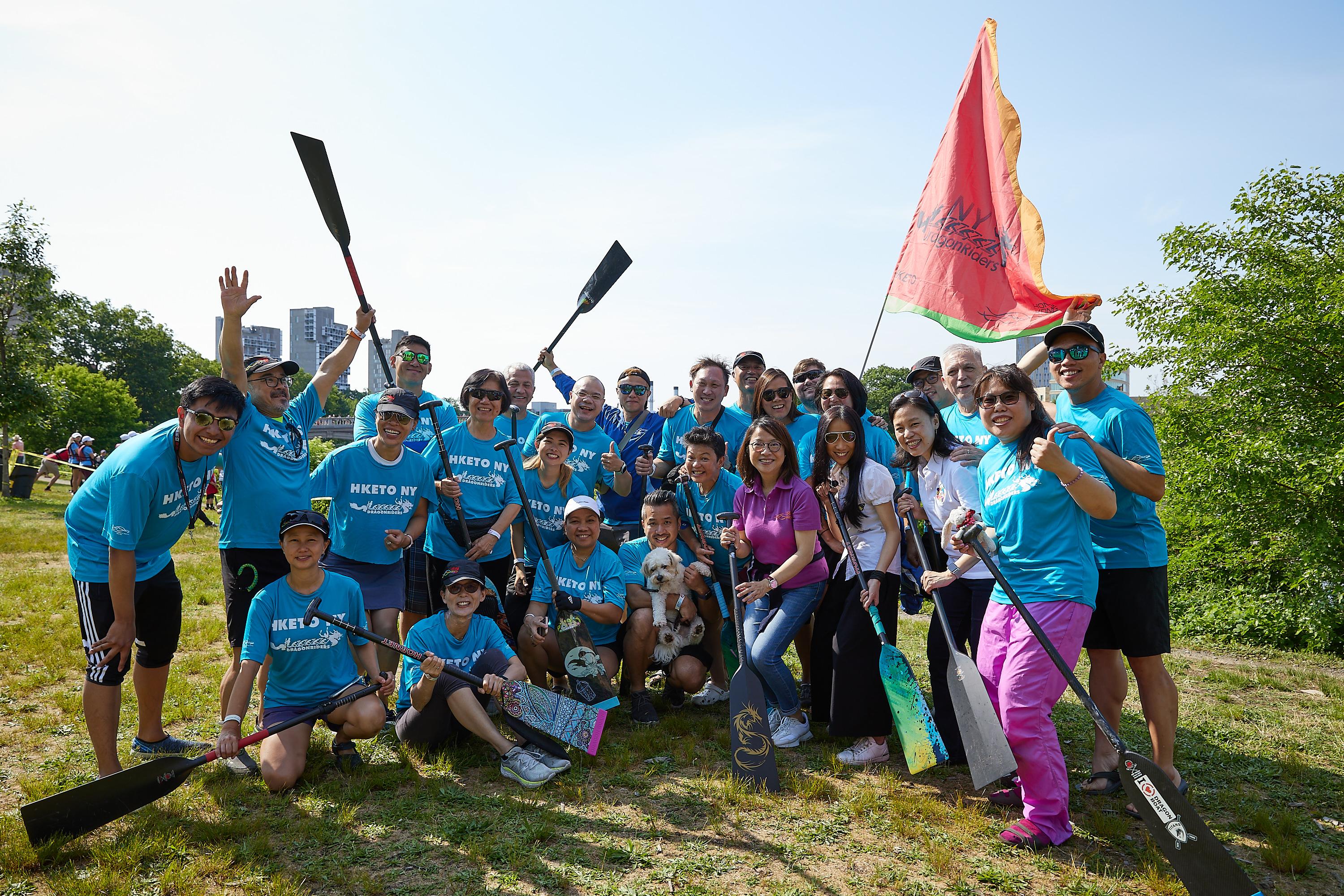 The Hong Kong Economic and Trade Office in New York Dragonriders take part in the 44th Boston Hong Kong Dragon Boat Festival today (June 11, Boston time).