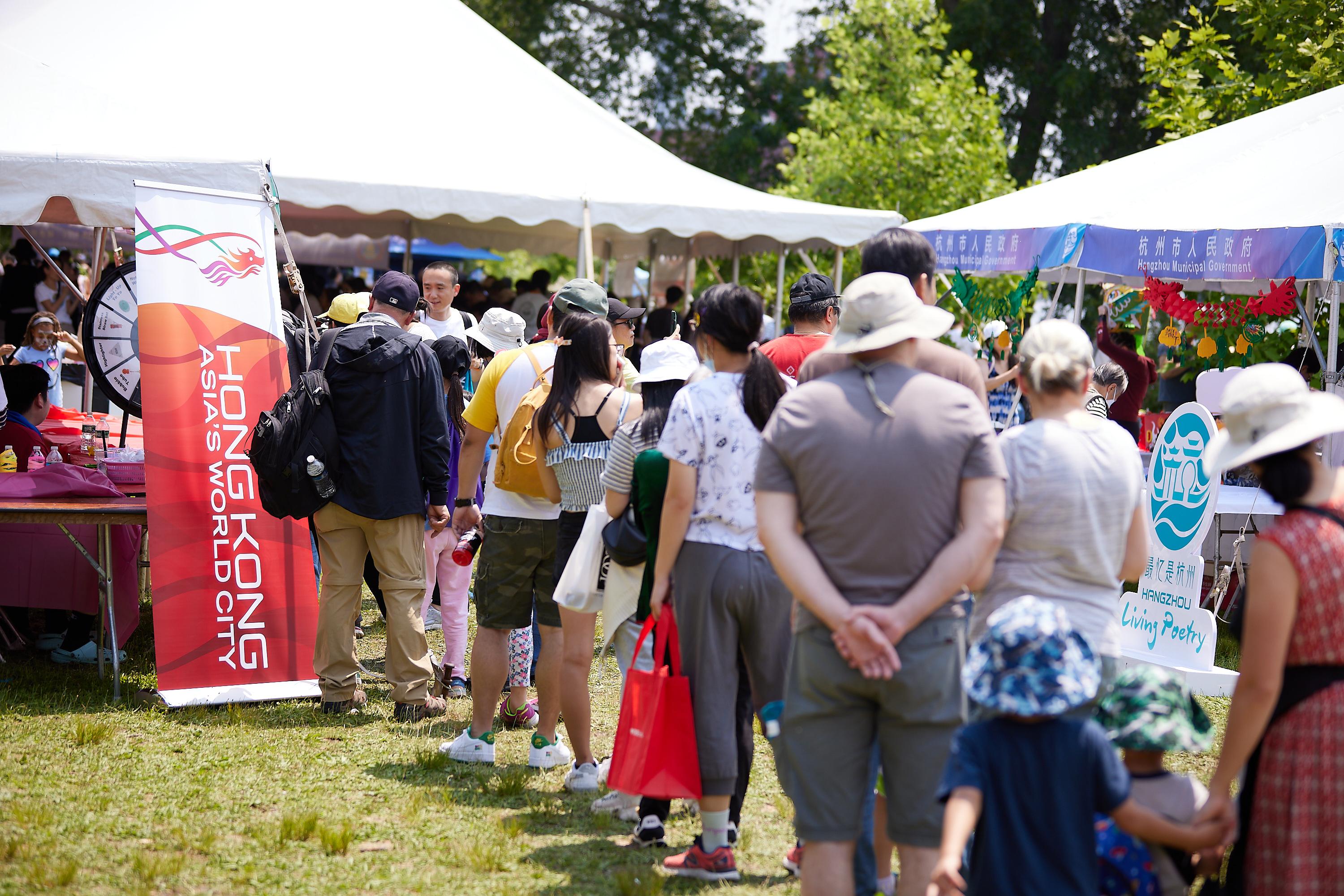 The Hong Kong Economic and Trade Office in New York set up a game booth today (June 11, Boston time) at the 44th Boston Hong Kong Dragon Boat Festival, which attracted over 50 000 revelers.