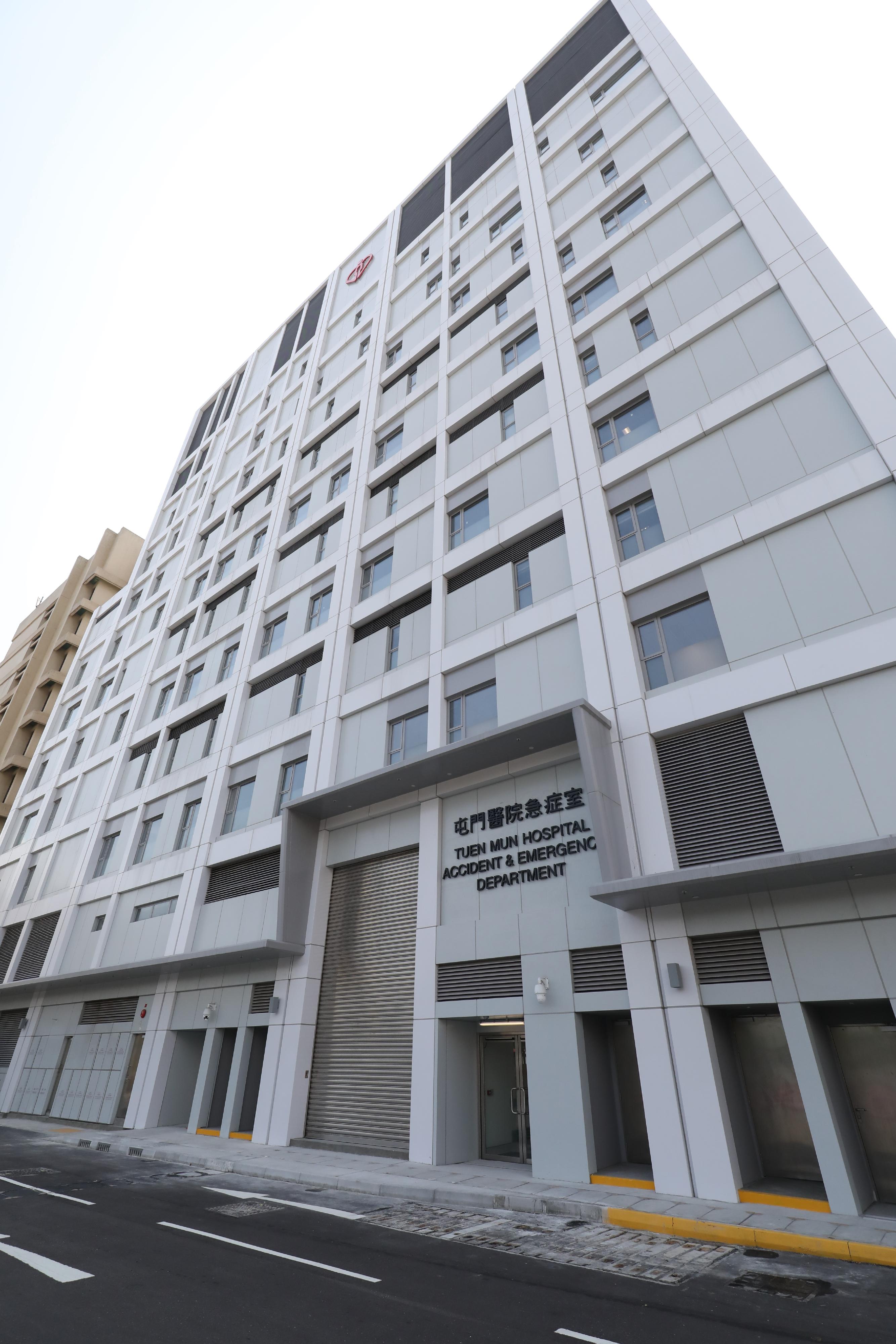 The extension of the Accident and Emergency Department (AED) of Tuen Mun Hospital will officially start service at 8am on June 15. The hospital appeals to the public to access the AED via the new entrance. Photo shows the new main entrance of the AED.

