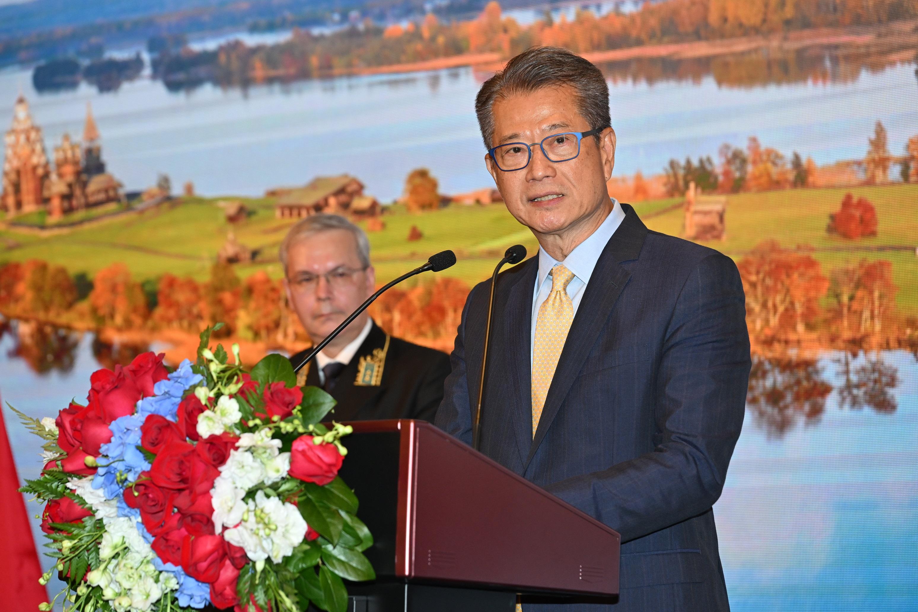 The Financial Secretary, Mr Paul Chan, speaks at the Reception on the Occasion of the National Day of Russia today (June 12). Behind him is Consul General of the Russian Federation in the Hong Kong Special Administrative Region (SAR) and Macao SAR, Mr Igor Sagitov.