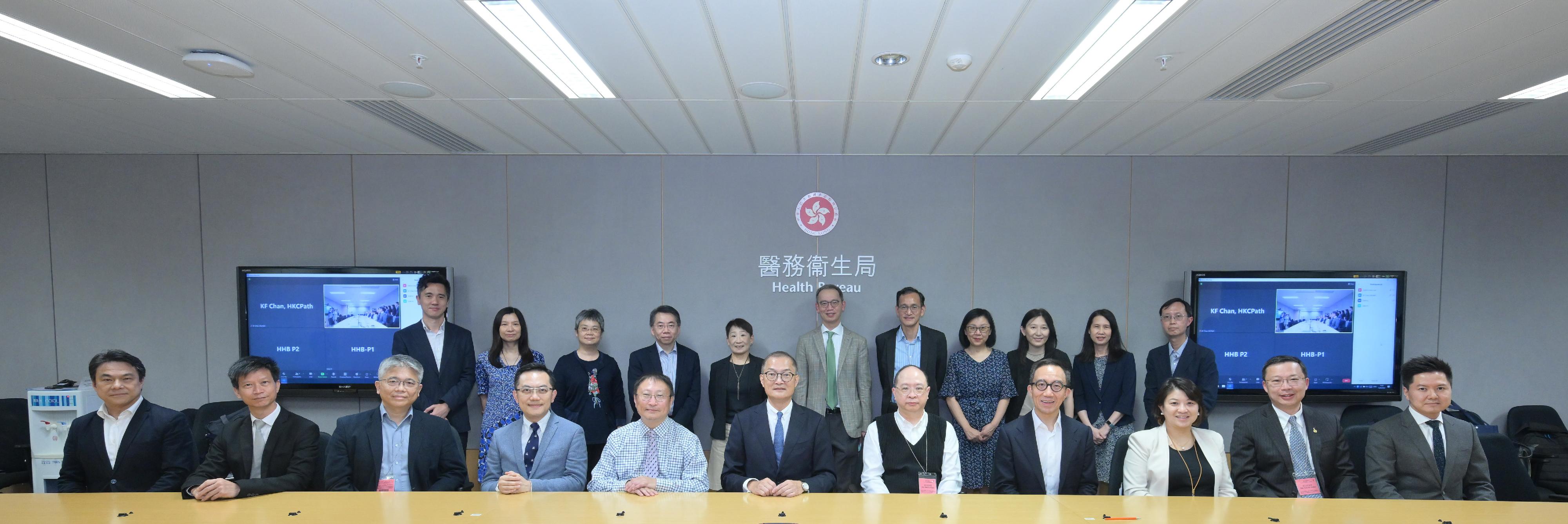The Secretary for Health, Professor Lo Chung-mau, chaired the 18th meeting of the Cancer Coordinating Committe today (June 12) to review the implementation of the Hong Kong Cancer Strategy and discuss response strategies and measures with relevant Government departments and organisations. Photo shows Professor Lo (front row, centre); the Under Secretary for Health, Dr Libby Lee (front row, third right); the Director of Health, Dr Ronald Lam (front row, fourth left); and members before the meeting.