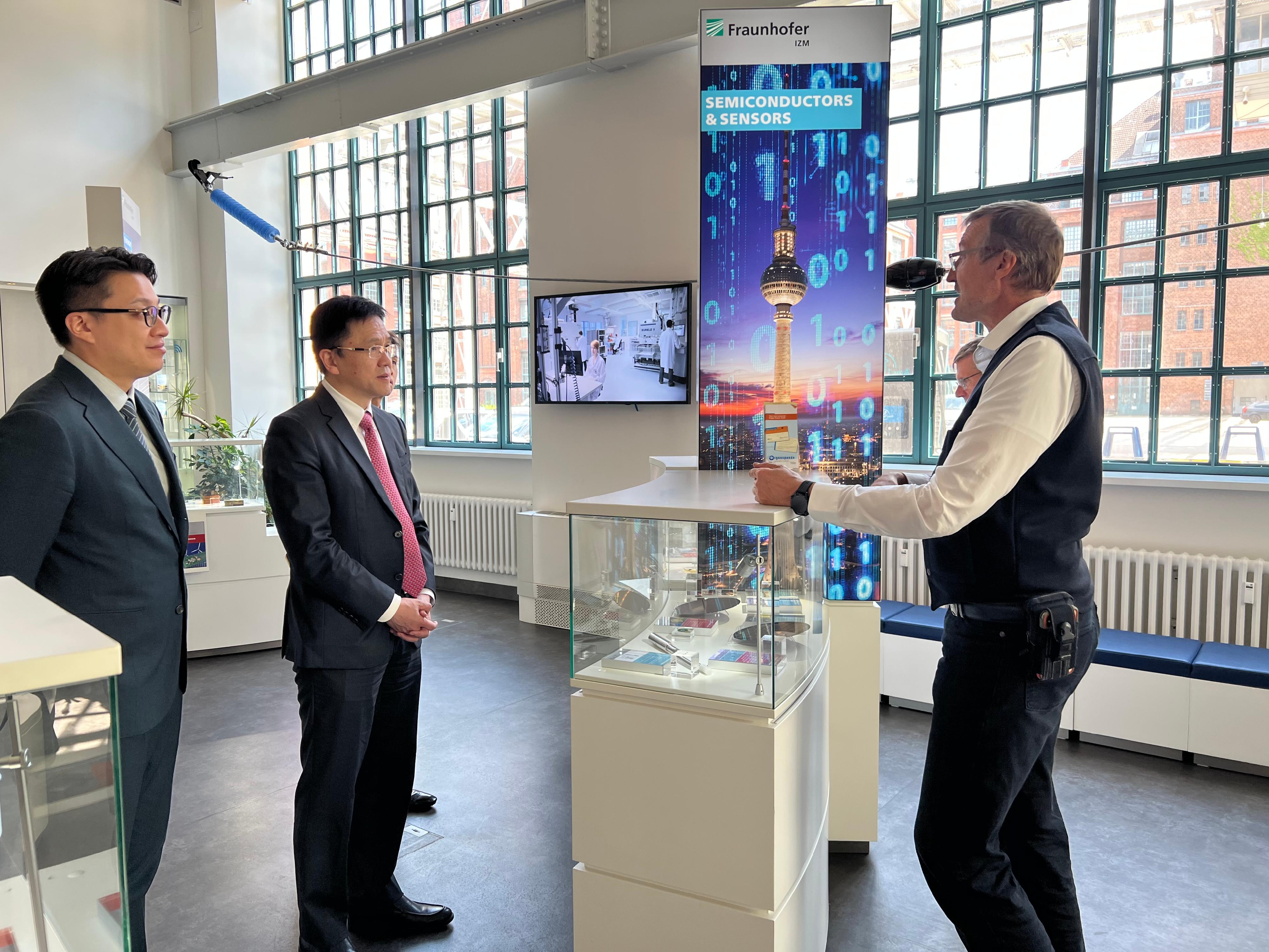 創新科技及工業局局長孫東教授（左二）昨日（柏林時間六月十二日）在德國柏林參觀德國微電子研究院，了解德國電子微米和納米研究的最新發展。







 