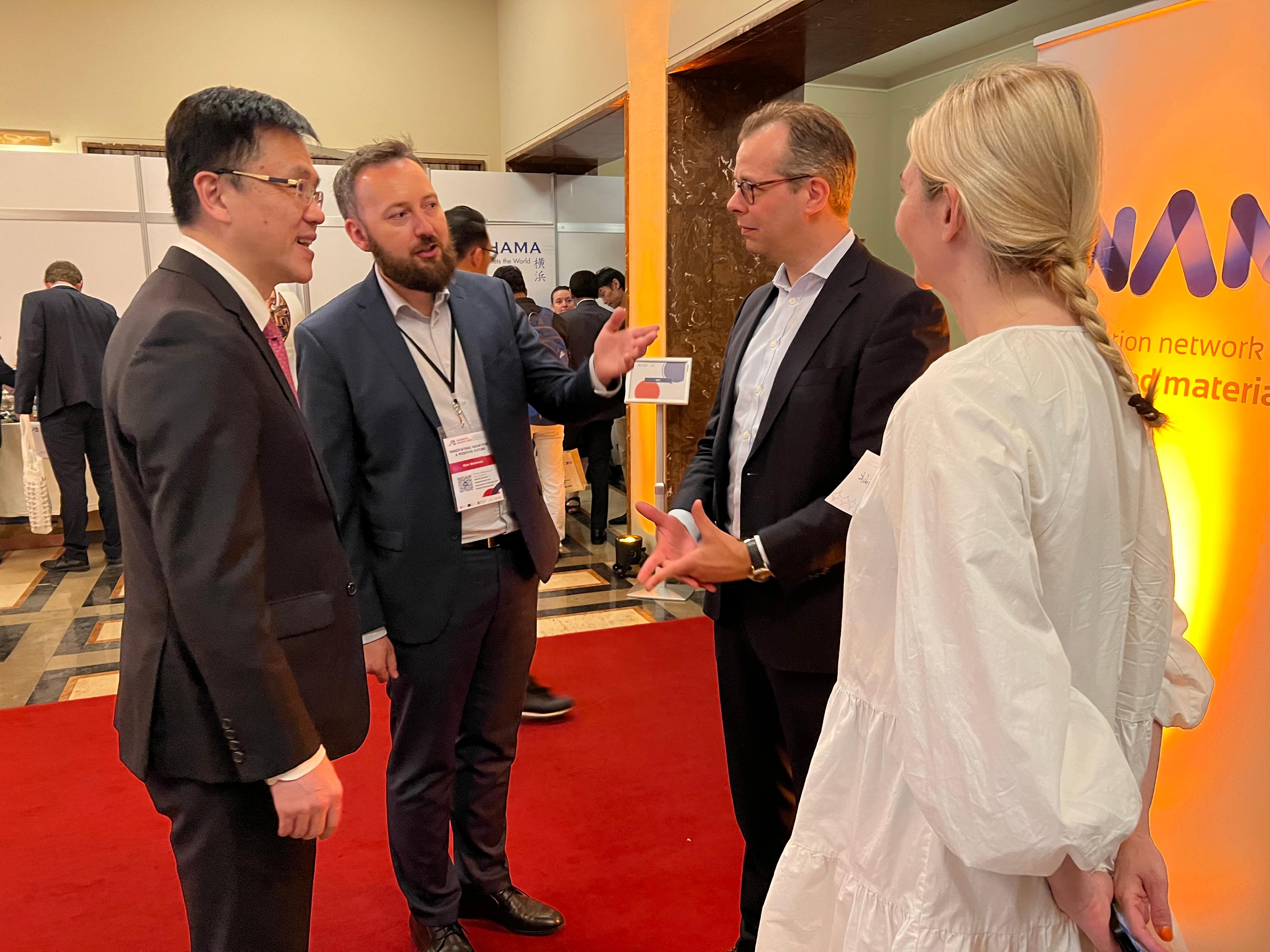 The Secretary for Innovation, Technology and Industry, Professor Sun Dong (first left), yesterday (June 12, Berlin time) visited booths set up by various innovation networks and agencies, science platforms, as well as startup incubators, at the AsiaBerlin Summit 2023 in Berlin, Germany.