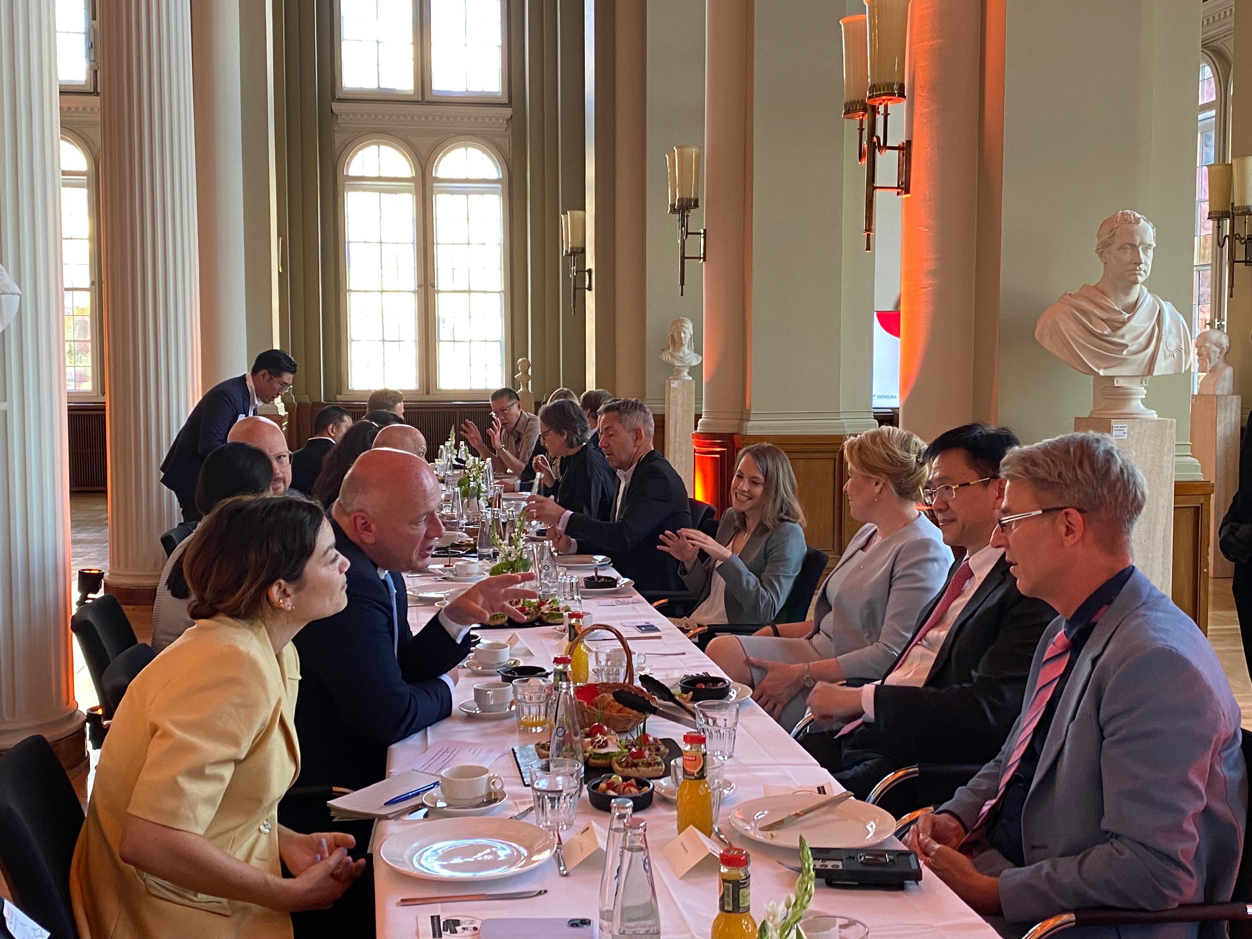 The Secretary for Innovation, Technology and Industry, Professor Sun Dong (second right), attended the VIP Breakfast hosted by the AsiaBerlin Summit yesterday (June 12, Berlin time).
