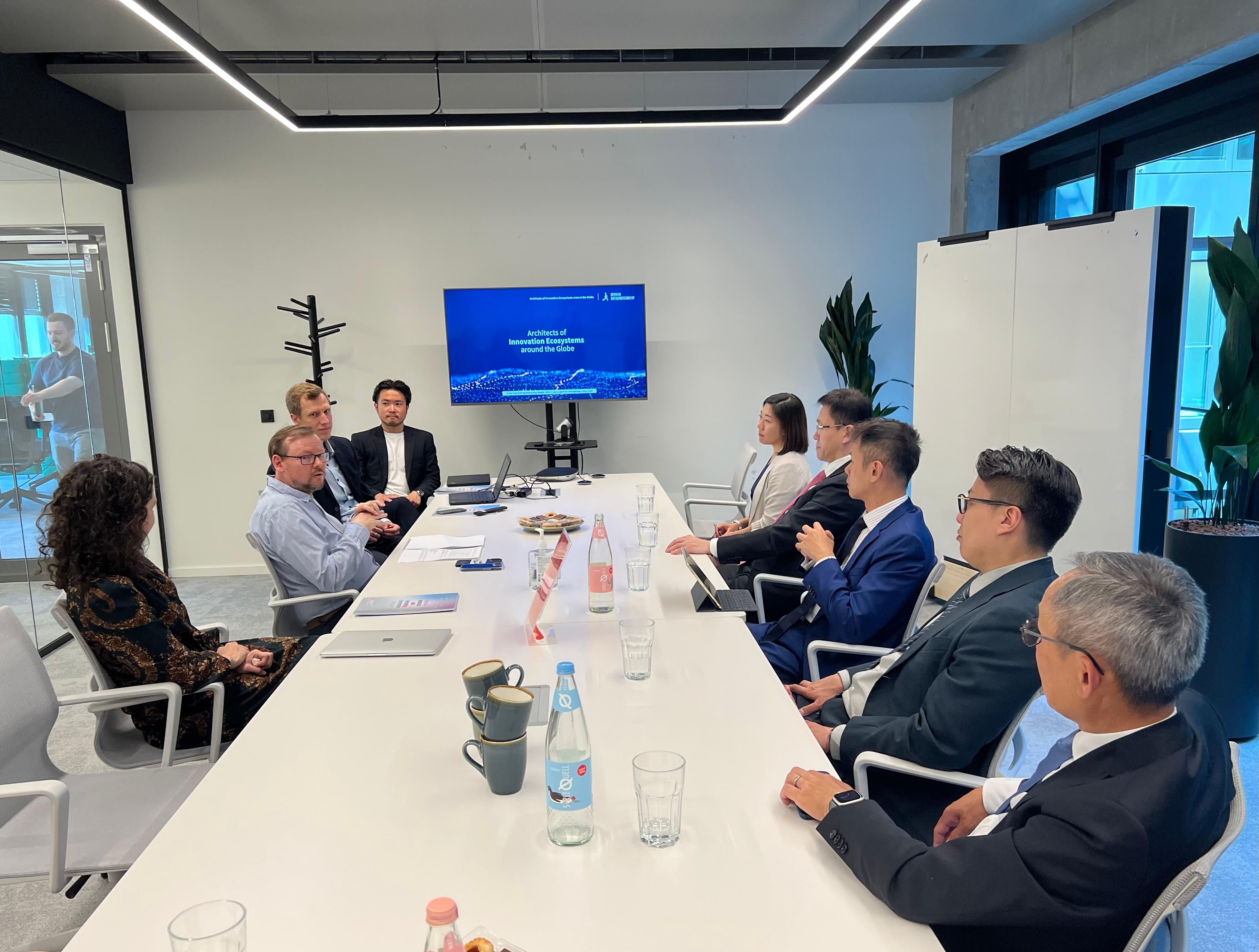 The Secretary for Innovation, Technology and Industry, Professor Sun Dong (fourth right), visited German Accelerator and was briefed on how it helped startups to achieve international growth and success in Berlin, Germany yesterday (June 12, Berlin time).
