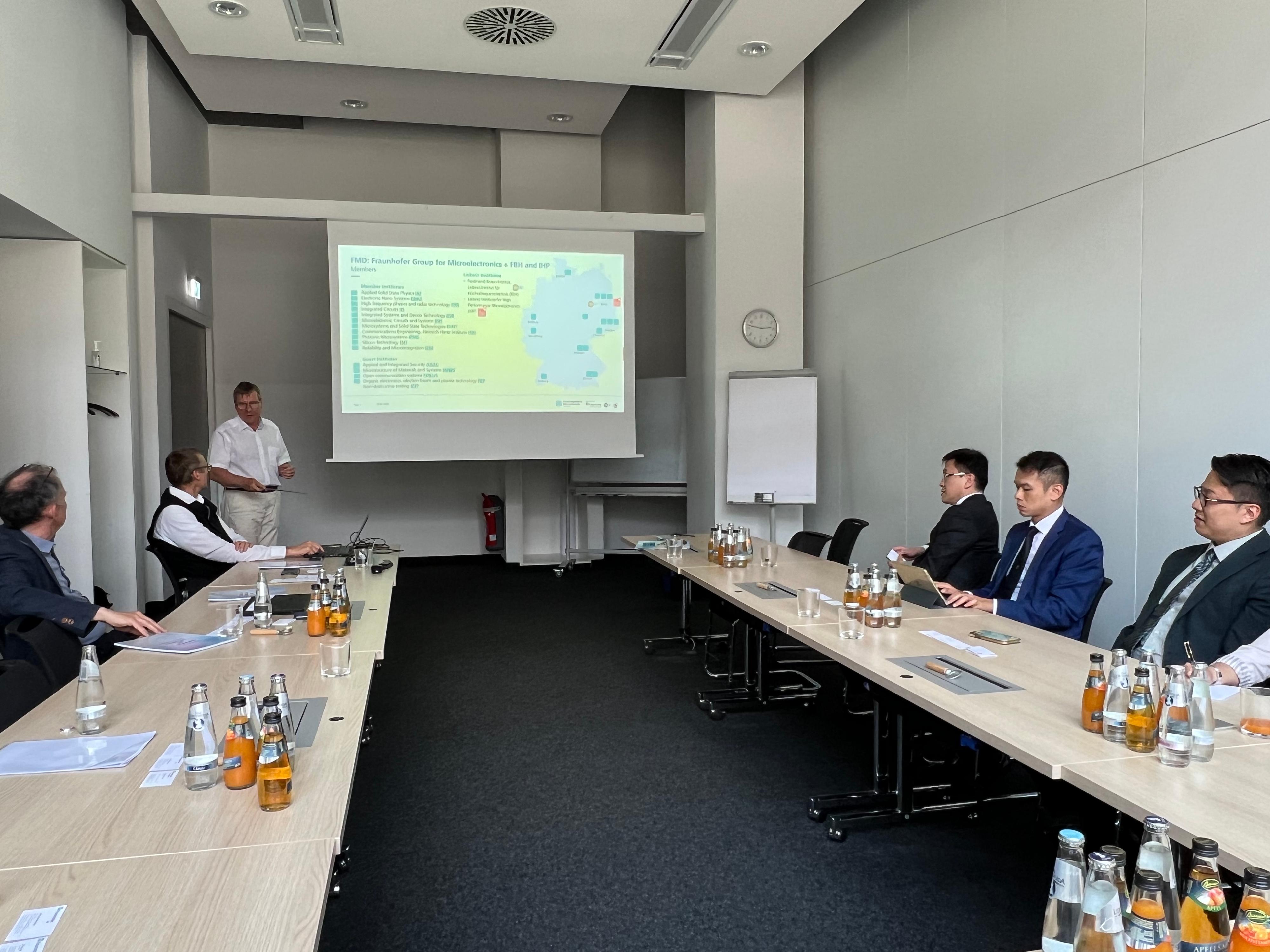 The Secretary for Innovation, Technology and Industry, Professor Sun Dong (third right), visited the Research Fab Microelectronics Germany to learn about the latest micro- and nanoelectronic research and development in Berlin, Germany yesterday (June 12, Berlin time).
