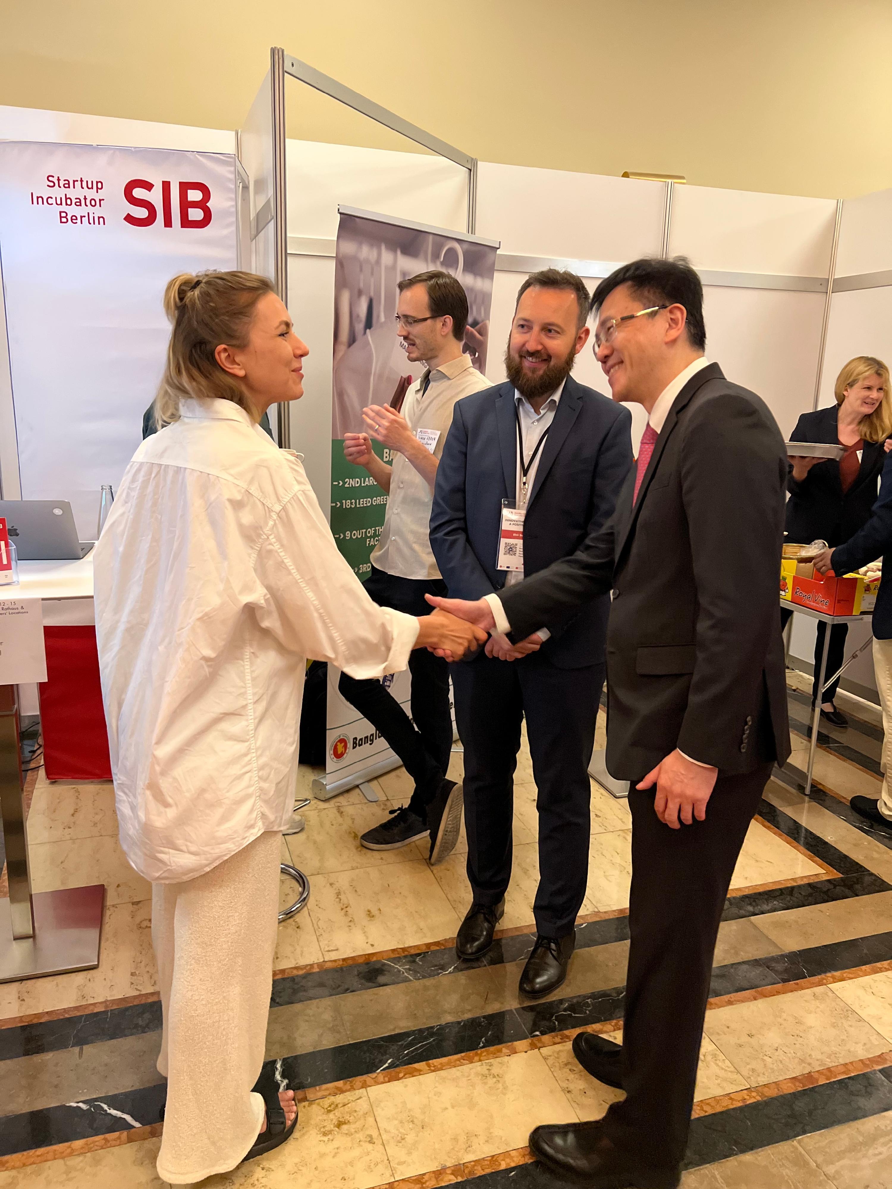 The Secretary for Innovation, Technology and Industry, Professor Sun Dong (first right), yesterday (June 12, Berlin time) visited booths set up by various innovation networks and agencies, science platforms, as well as startup incubators, at the AsiaBerlin Summit 2023 in Berlin, Germany.