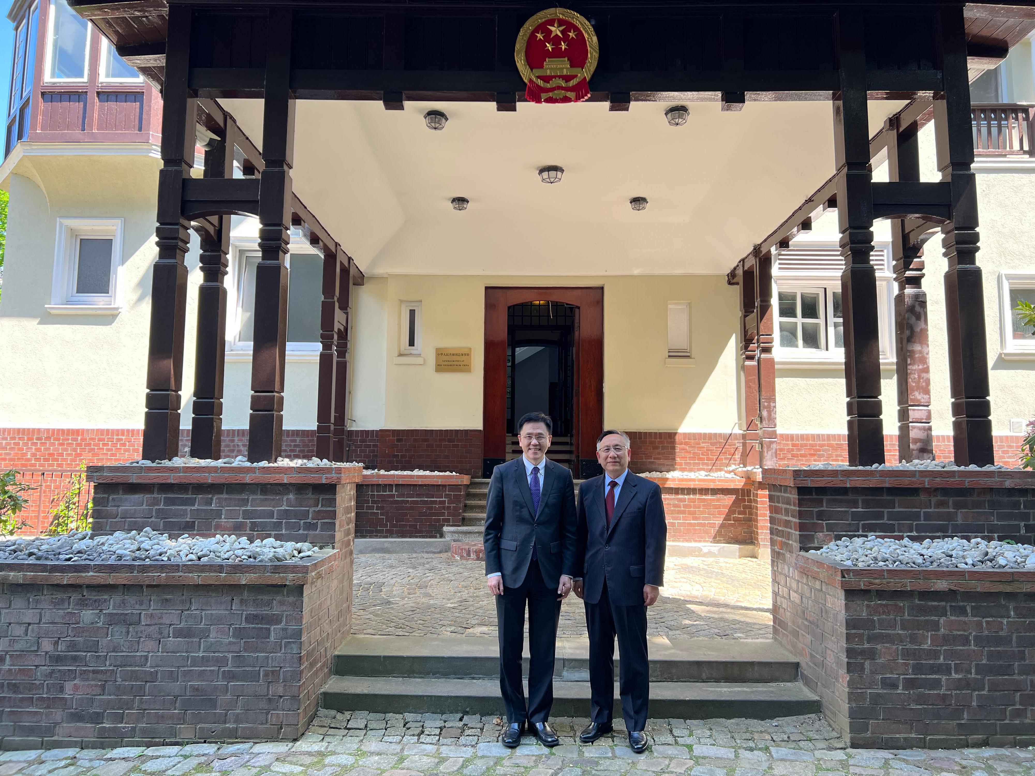 The Secretary for Innovation, Technology and Industry, Professor Sun Dong (left), paid a courtesy call on the Chinese Consulate General in Hamburg, Mr Cong Wu, in Hamburg, Germany yesterday (June 13, Hamburg time), briefing him on Hong Kong's continuous efforts in integrating into the national I&T development.
