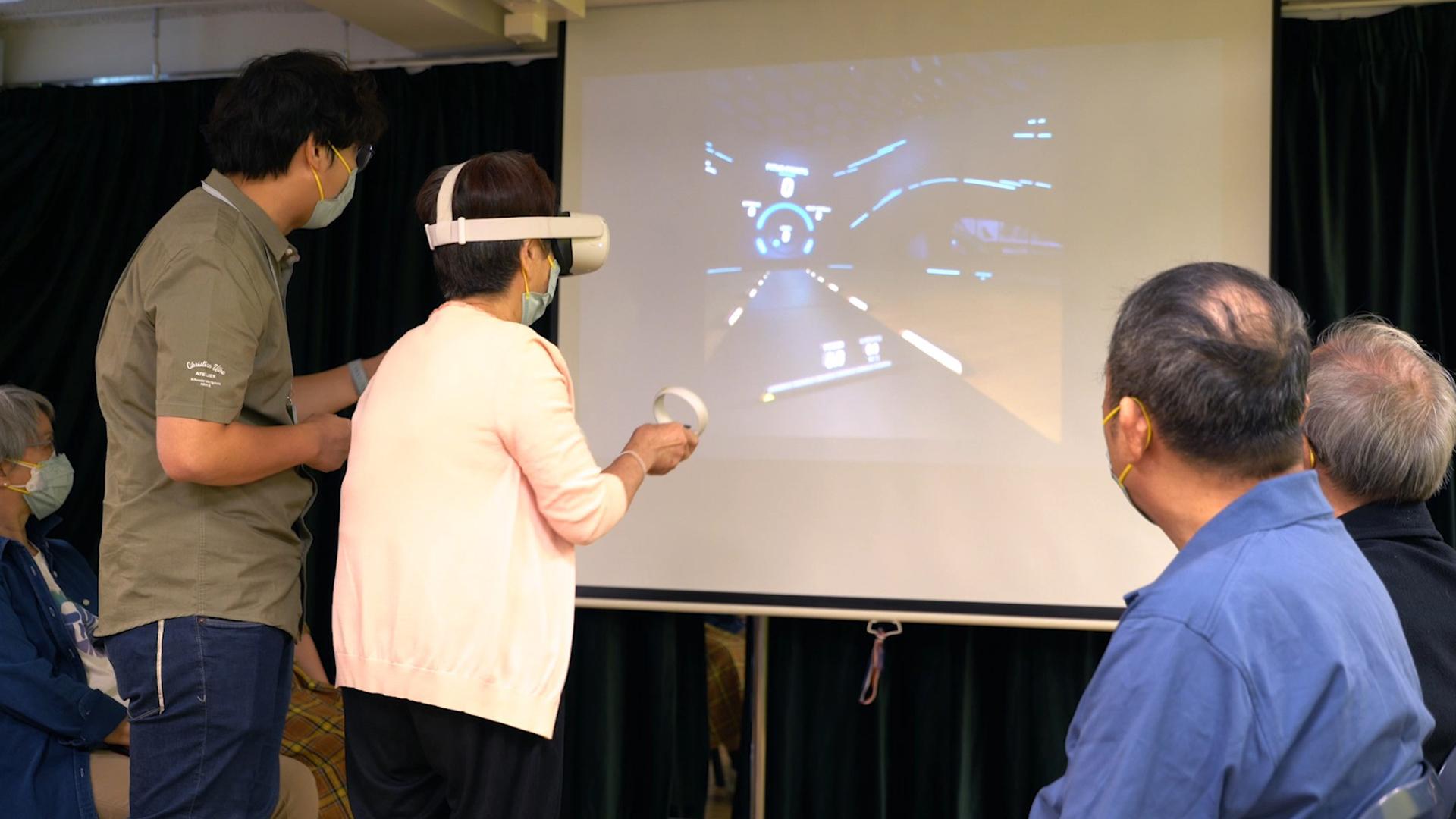 The Office of the Government Chief Information Officer announced today (June 14) that a new round of the ICT Outreach Programme for the Elderly was launched. Photo shows an elderly person learning virtual reality game devices in the previous round of the Programme.