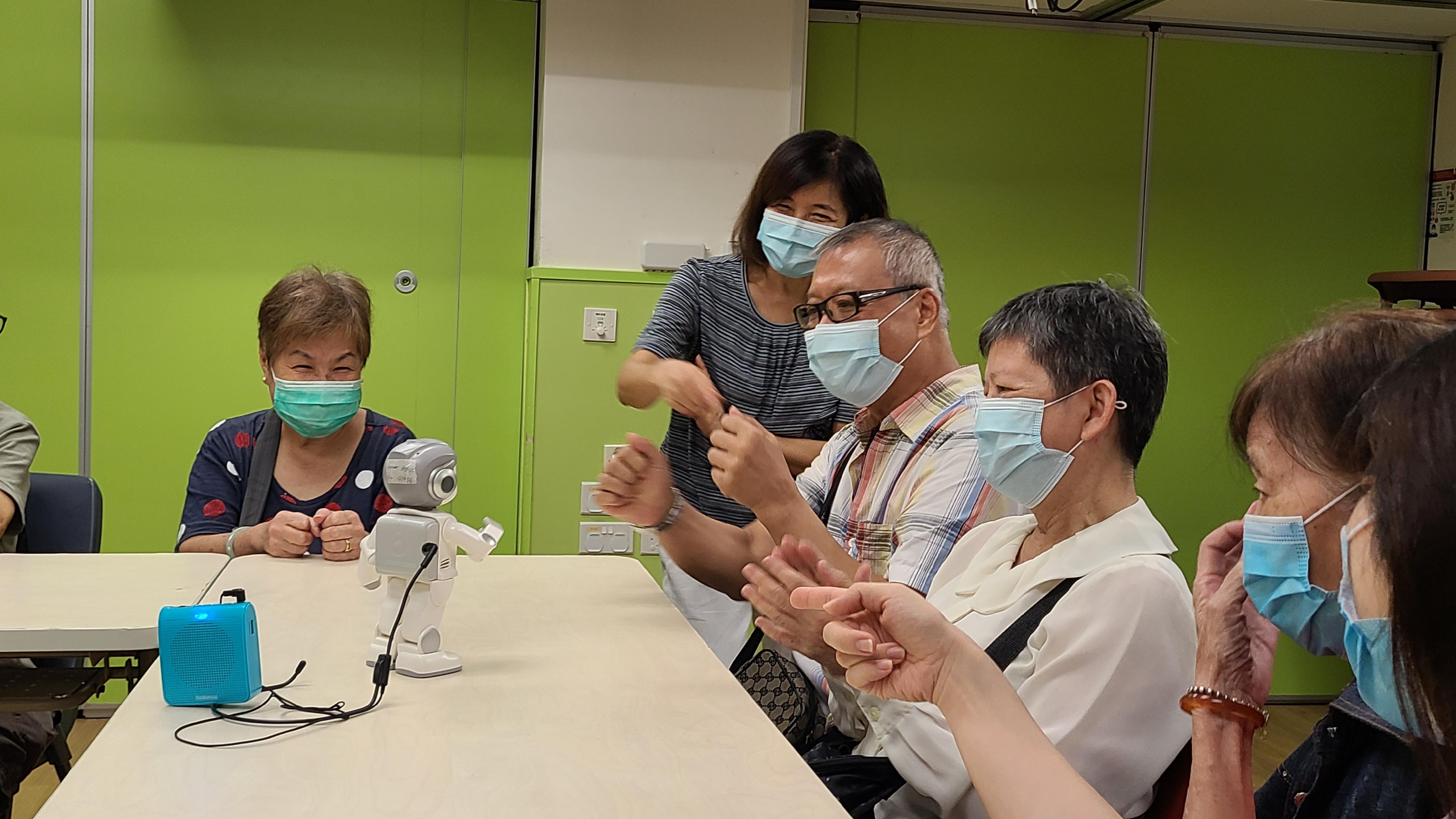 The Office of the Government Chief Information Officer announced today (June 14) that a new round of the ICT Outreach Programme for the Elderly was launched. Photo shows elderly people in the previous round of the Programme interacting with a robot.