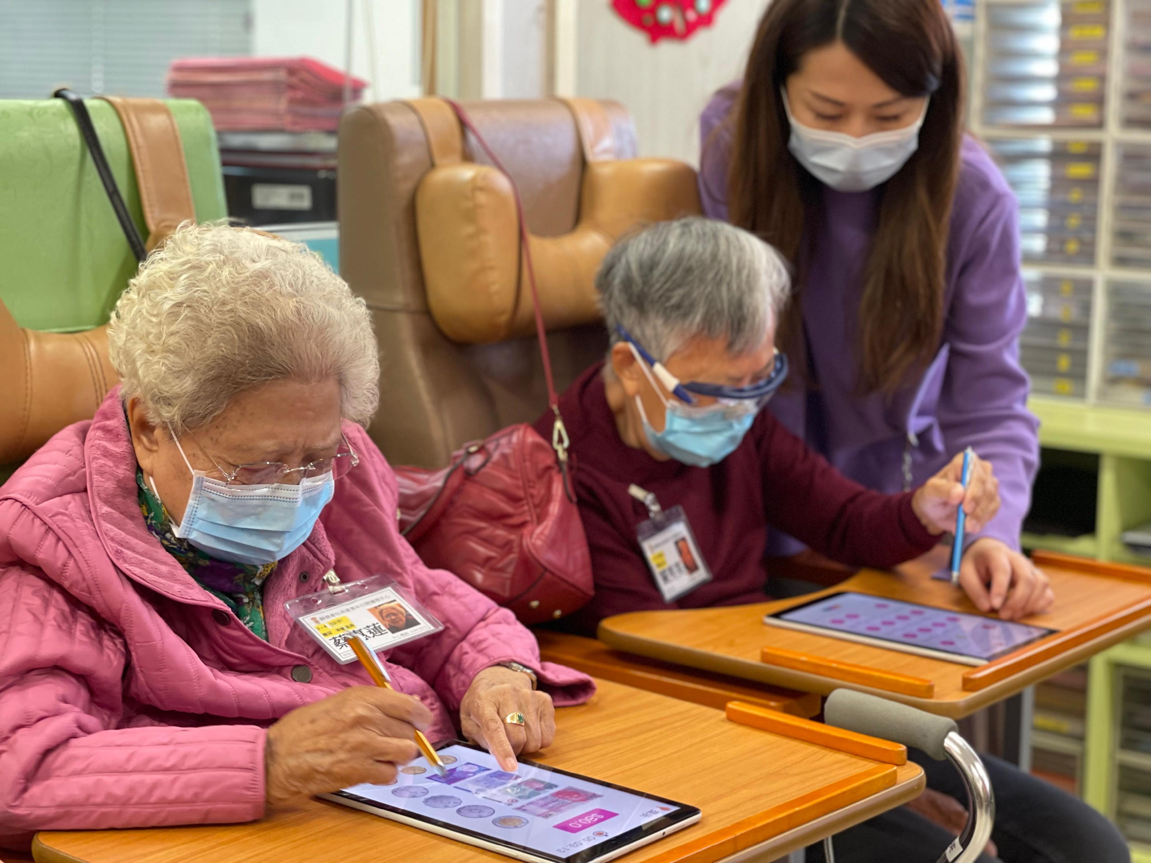 The Office of the Government Chief Information Officer announced today (June 14) that a new round of the ICT Outreach Programme for the Elderly was launched. Photo shows elderly people attending cognitive training with tablets in the previous round of the Programme.