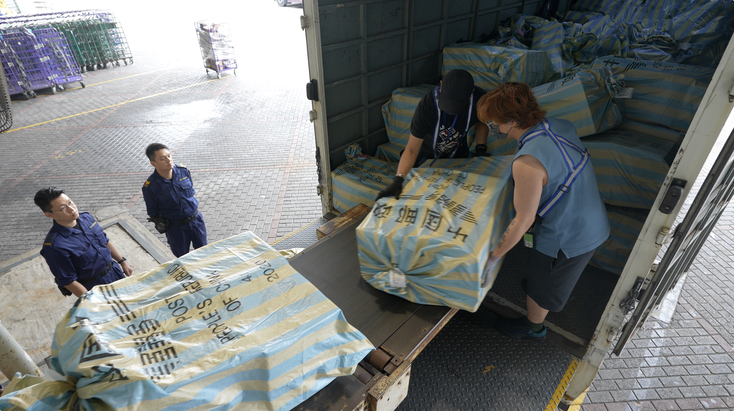 The Hunan-Guangdong-Hong Kong Single E-lock Scheme was officially launched yesterday (June 13) and the first batch of transshipment postal items was successfully delivered to the Hong Kong International Airport Air Mail Centre (AMS) from Changsha, Hunan today (June 14). Photo shows the batch of transshipment mail undergoing the Customs clearance process at the Hong Kong International Airport AMS, reducing duplicate inspections on the same shipment at both Customs clearance points and the boundary port. 